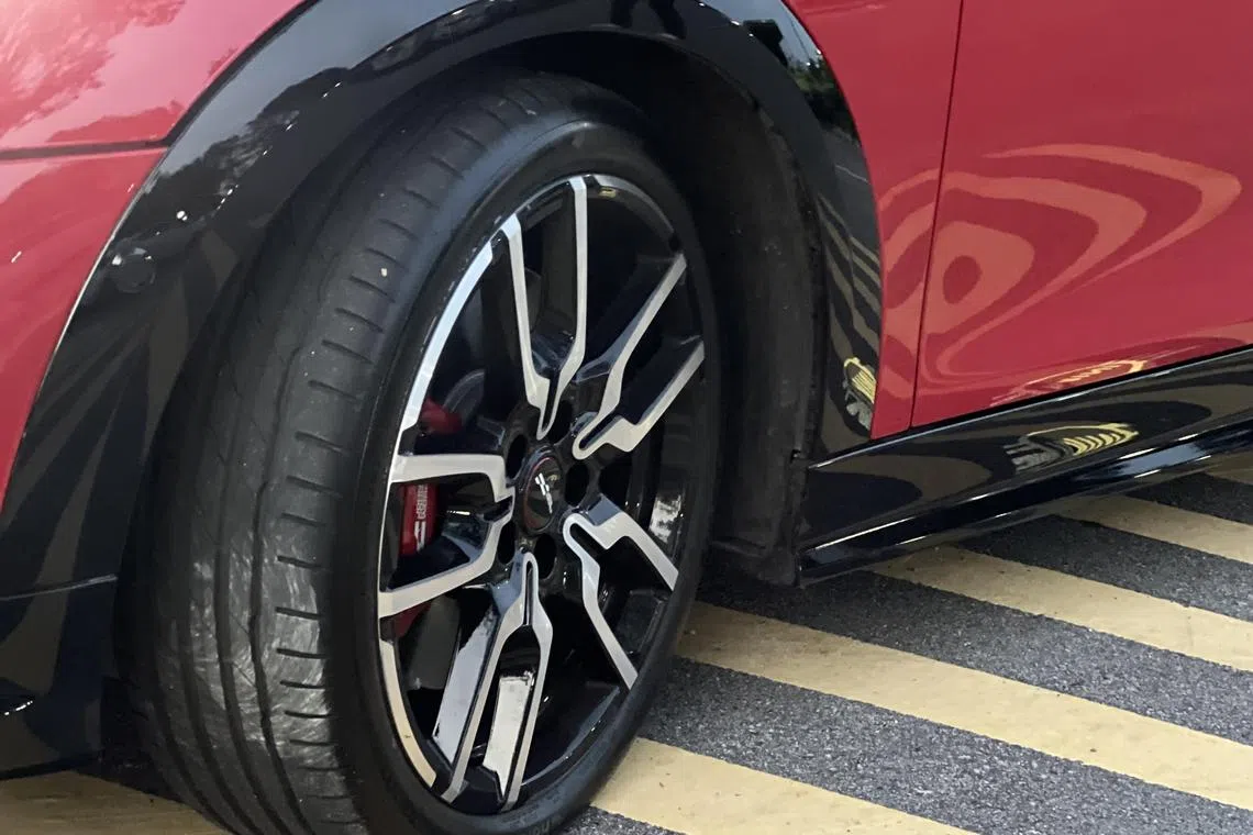 迷你JCW开篷版操控灵巧，驾驶盘响应迅速，车身转向灵活。（吴庆康摄）