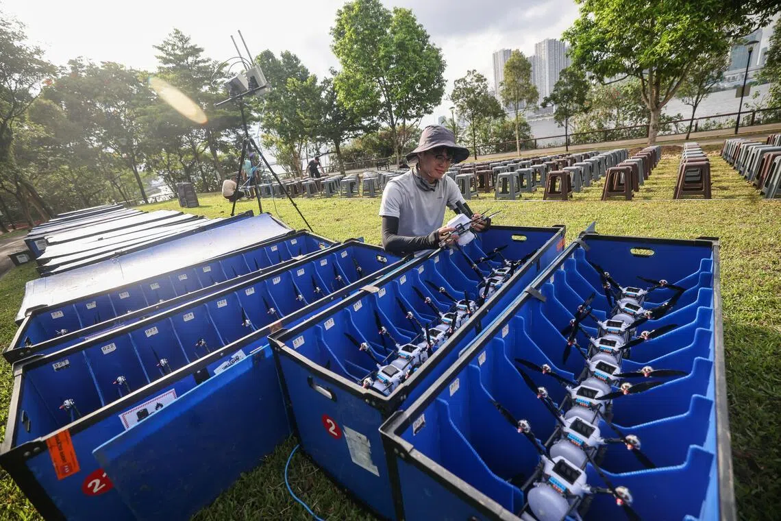 200架无人机准备就绪，工作人员为晚间的压轴表演做最后的检查工作。（陈渊庄摄）