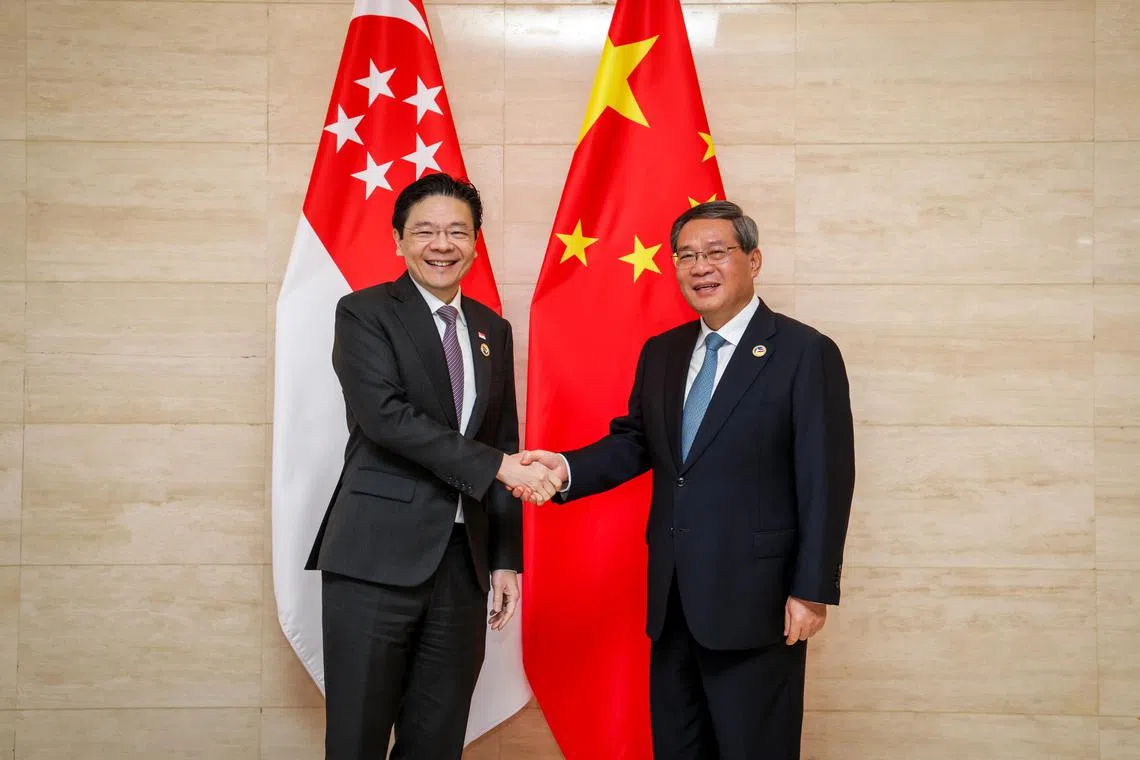 总理兼财政部长黄循财（左）10月11日在老挝万象出席亚细安峰会期间，首次以总理身份与中国总理李强（右）举行双边会谈。（叶振忠摄）