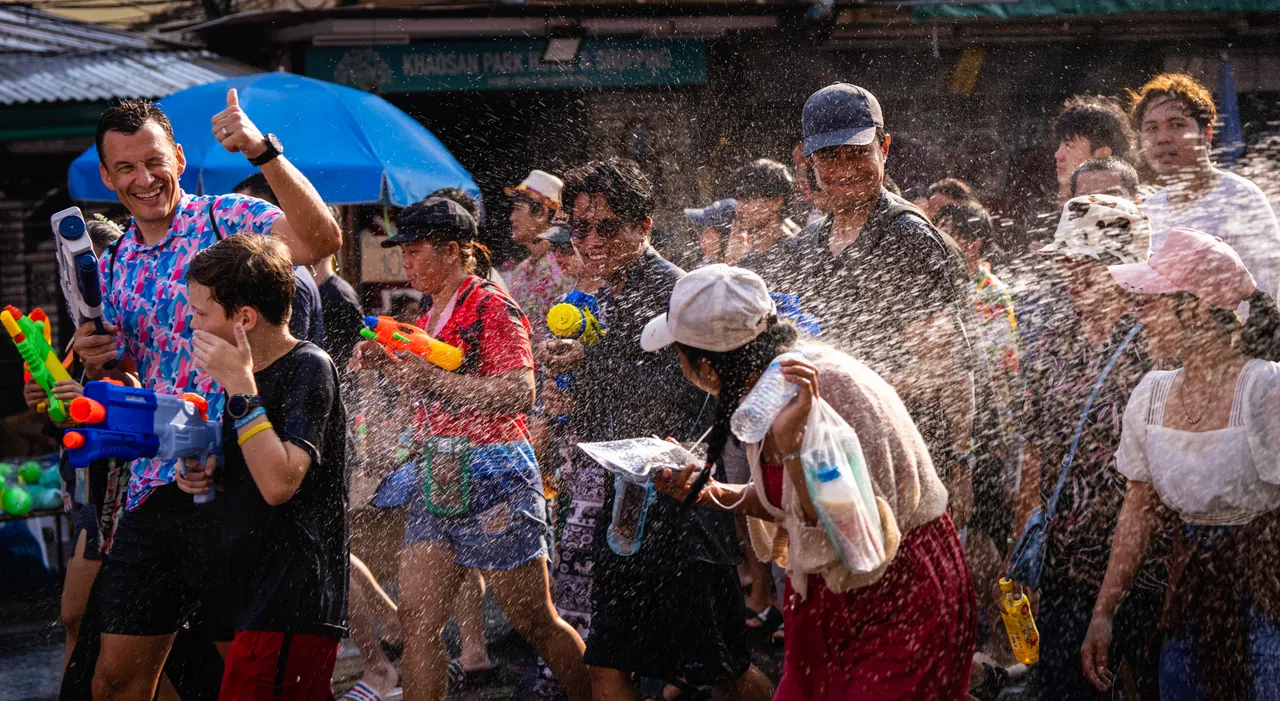 游客与当地人同欢，乐在其中。