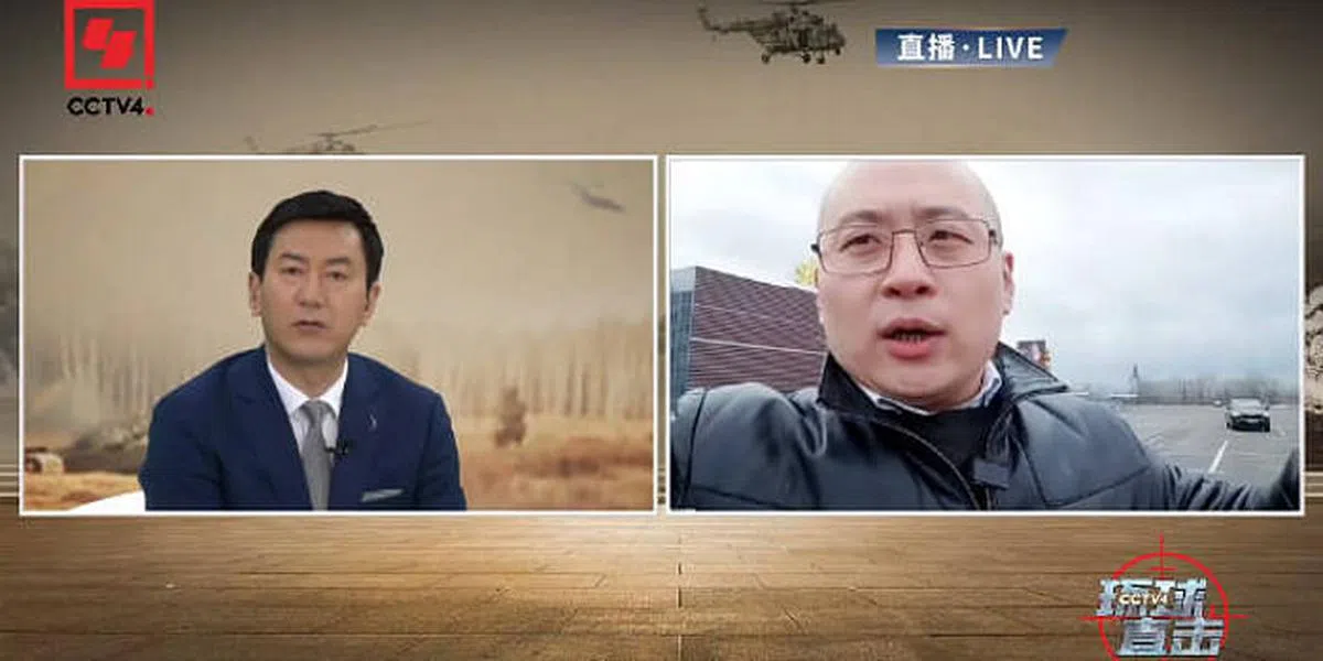 在乌华人孙先生（右）昨天接受中国央视视屏连线访问时说，“中国国旗在基辅已经脱销了。”（视频截图）