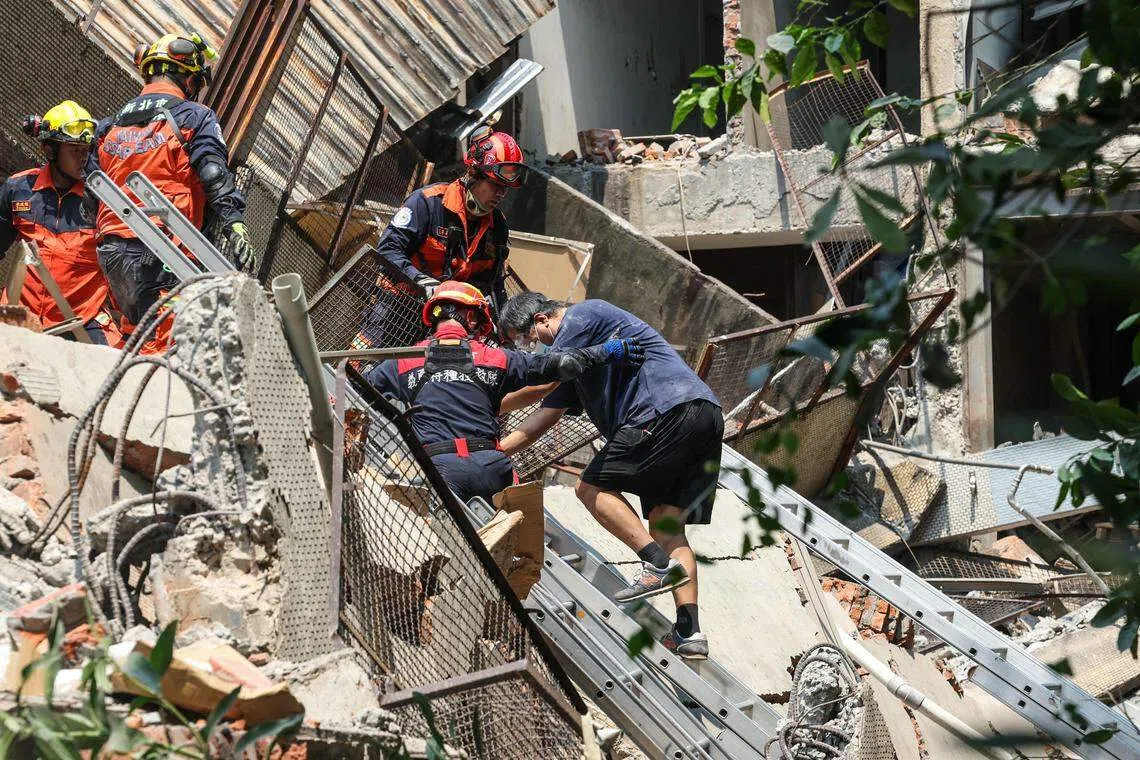 台湾花莲发生大地震，全台震感强烈，新北市急救人员正在尝试从一栋崩塌建筑物中就出一名幸存者。（法新社）