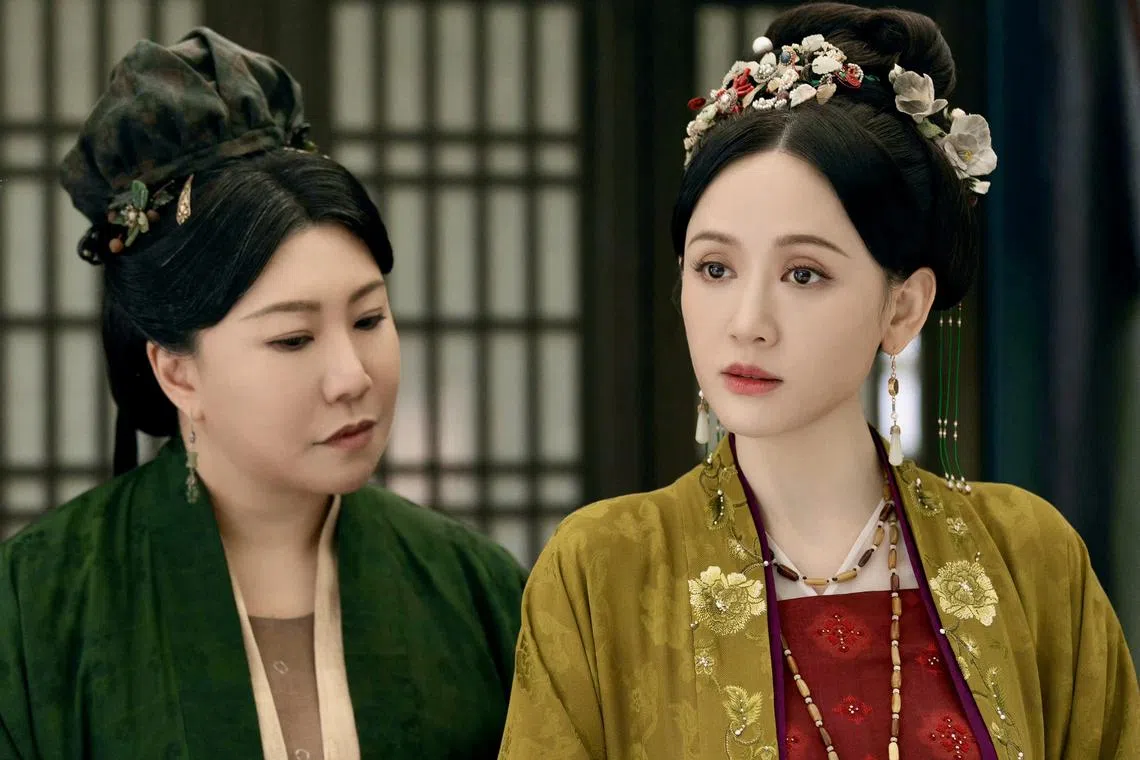 陈乔恩（右）饰演姜梨的继母，她拿的是恶毒女配角的剧本。左为范湉湉饰演的仆人。（取自剧集微博）