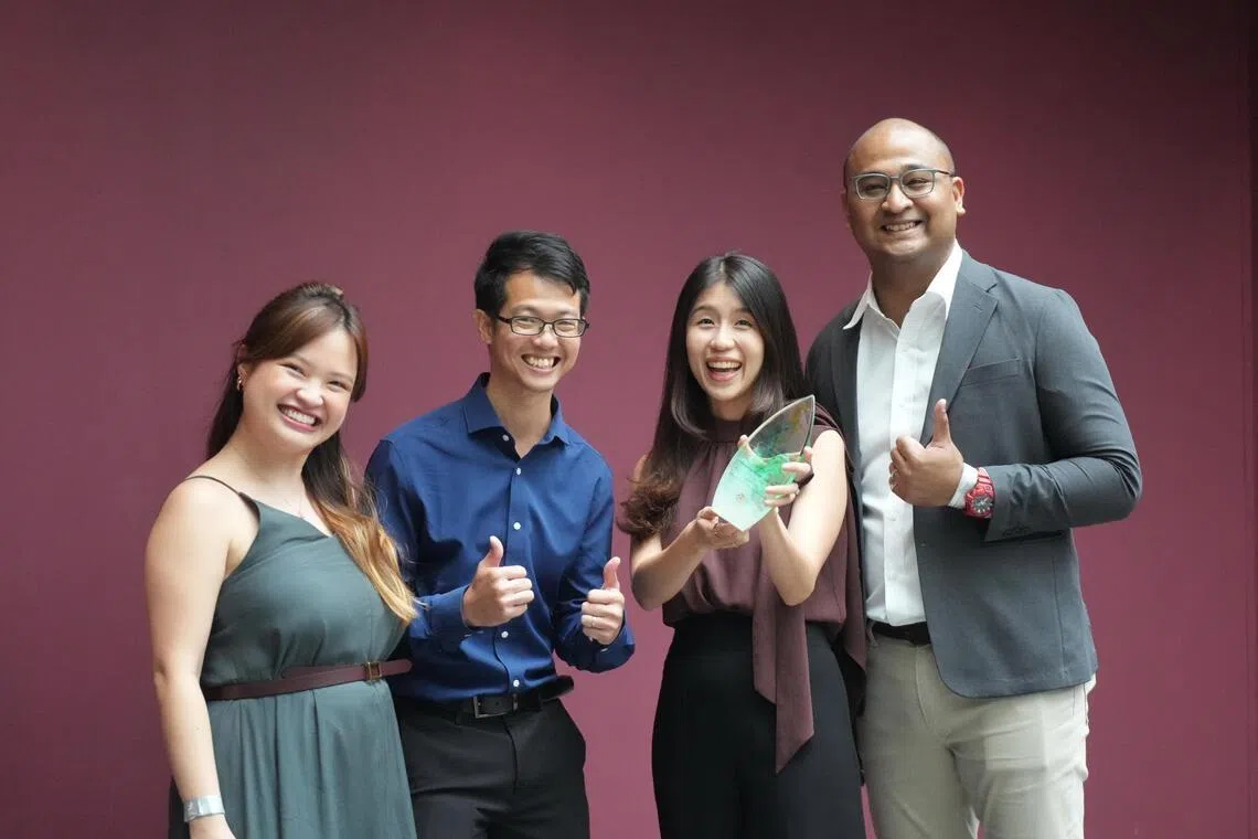 让隐蔽青年回归社会需要三至四年，飞跃社区服务副部门主任兼资深社工郑琬庭（右二）与团队通过举办各种外展计划，提升社会大众对这一群体的认识与关注。（谢智扬摄）