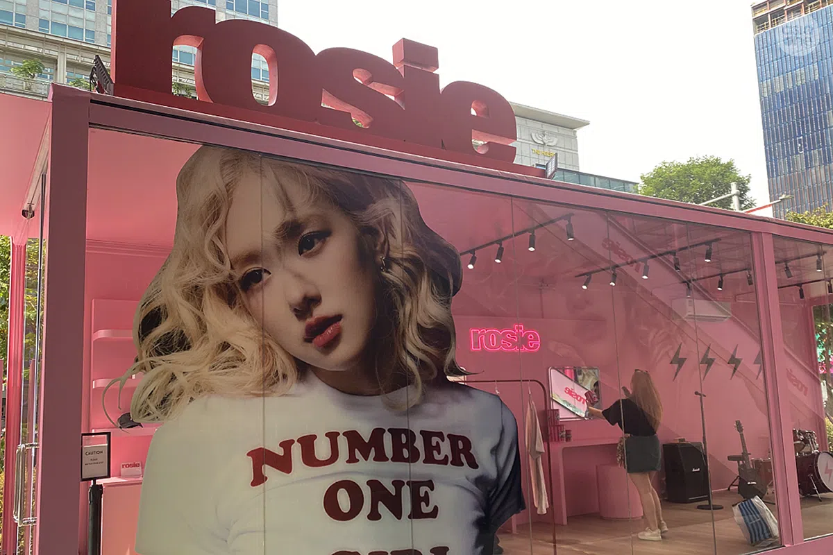 今年8月，BlackPink成员Rosé在乌节路开设首个快闪店。（互联网）