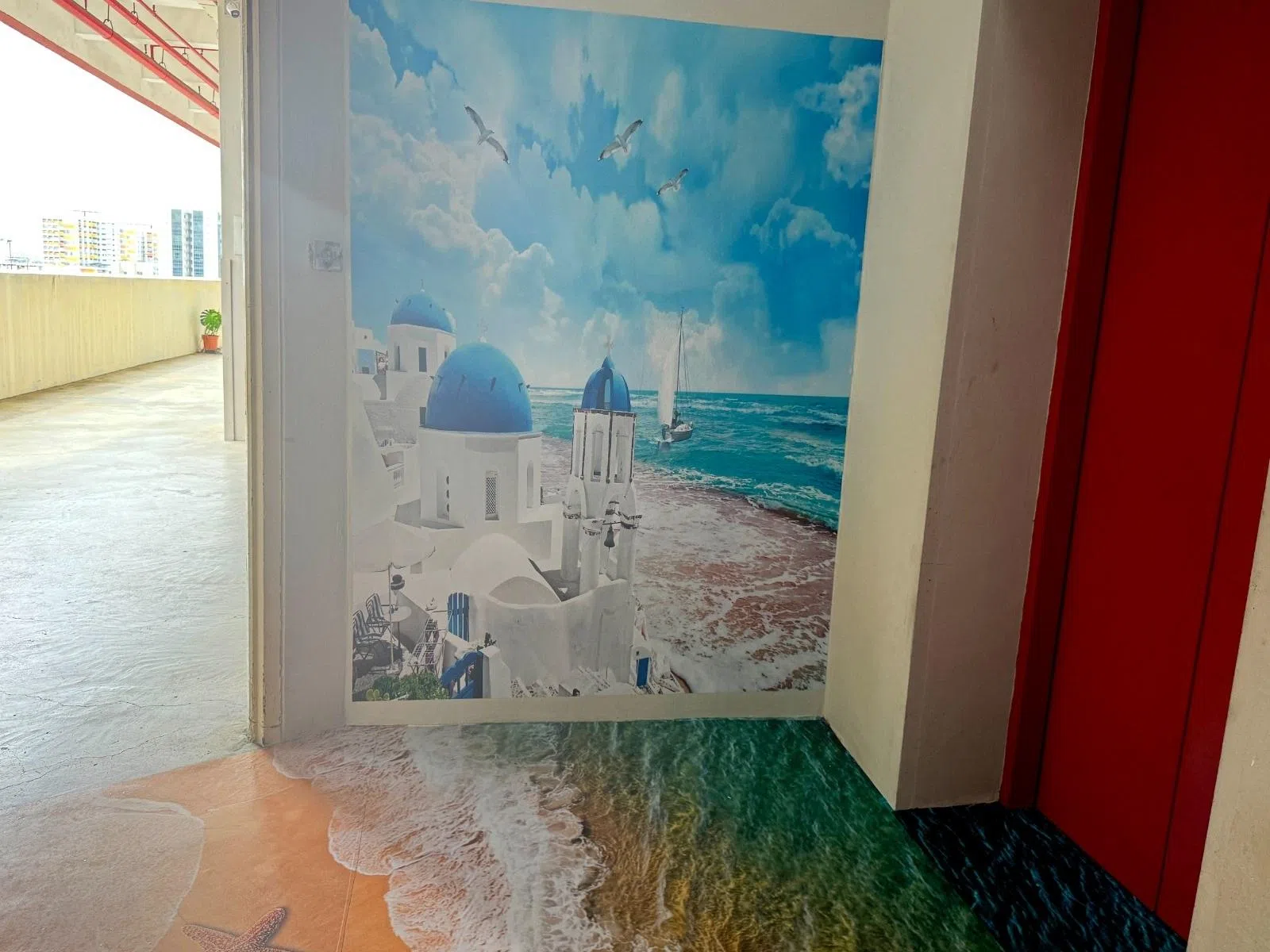 有利工业大厦某些楼层，电梯外有色彩缤纷的风景贴纸。（陈映蓁摄）