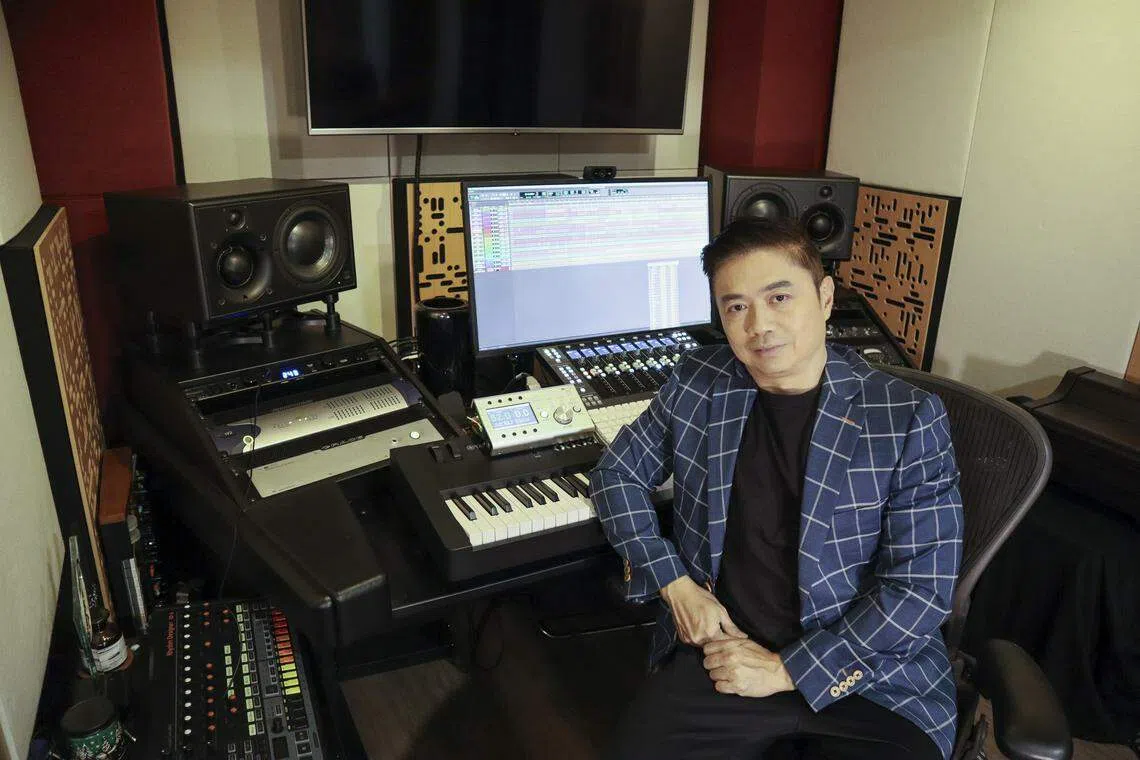 梁伯君在发展音乐事业的道路上不断提升自己的技能，今年初还报读新加坡国立大学杨秀桃音乐学院的音乐领导力硕士学位课程。（受访者提供）