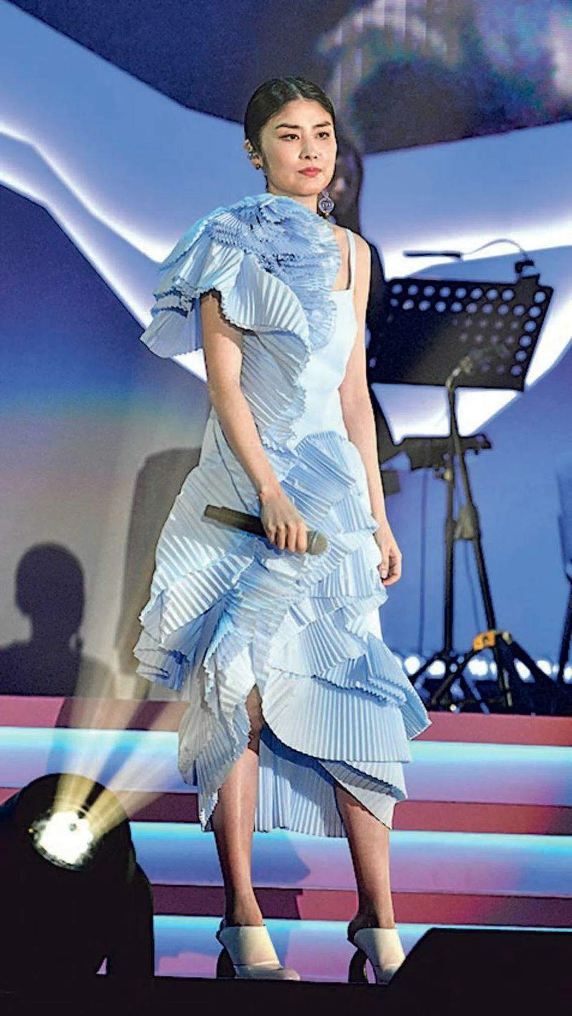 陈慧琳穿粉蓝色晚装献唱。（互联网）