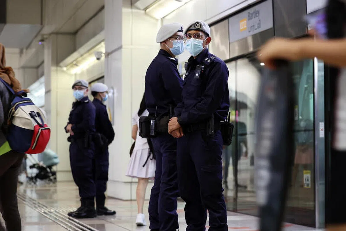 公共交通保安指挥处（Transcom）警员在地铁站值勤。（王彦燕摄）