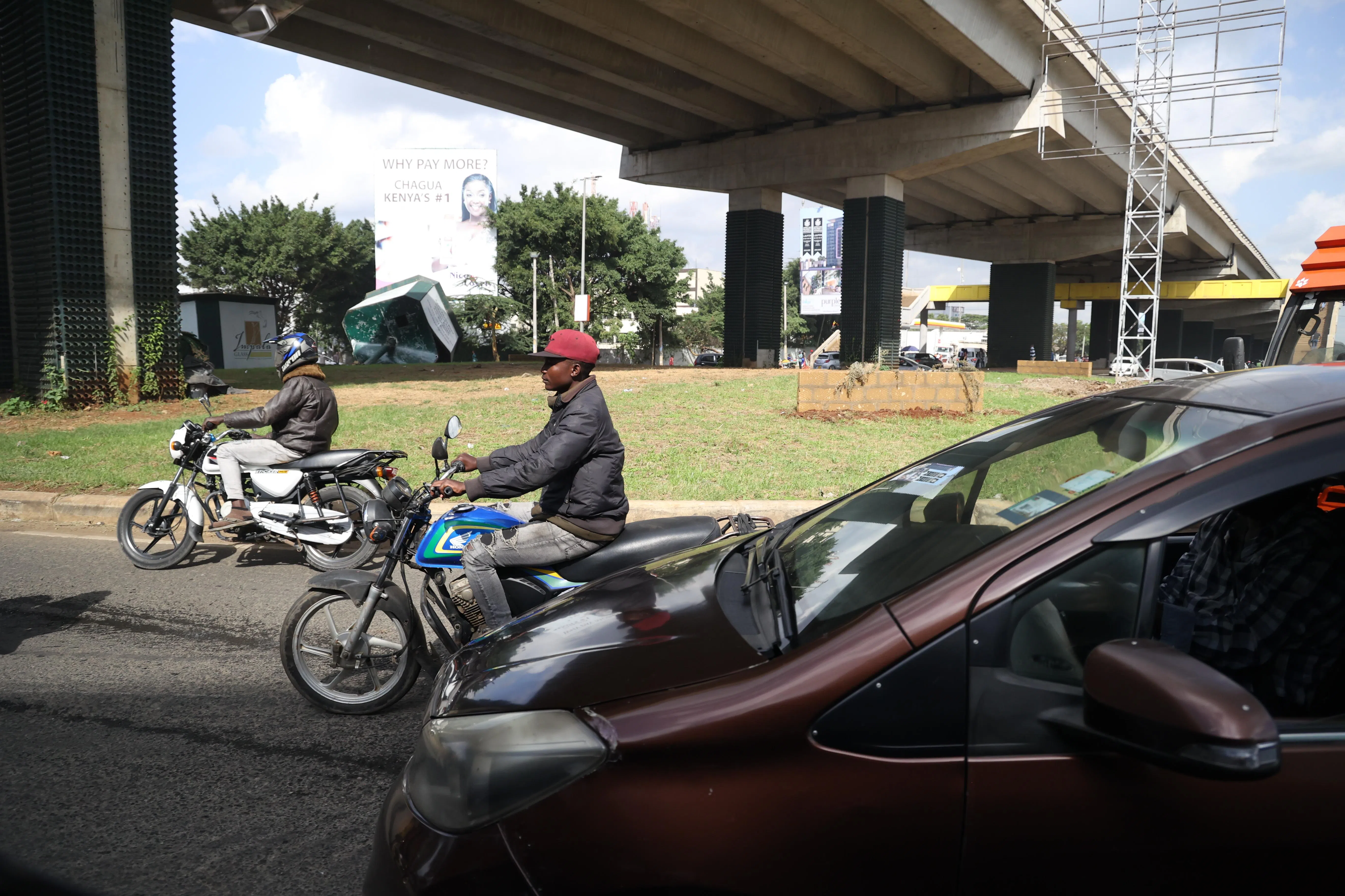 贯穿内罗毕的主要公路包括东南方向前往东非最大港口蒙巴萨、朝南前往邻国坦桑尼亚，以及往西北穿过高原前往非洲第一大湖维多利亚湖，以及邻国乌干达。 （何家俊摄）