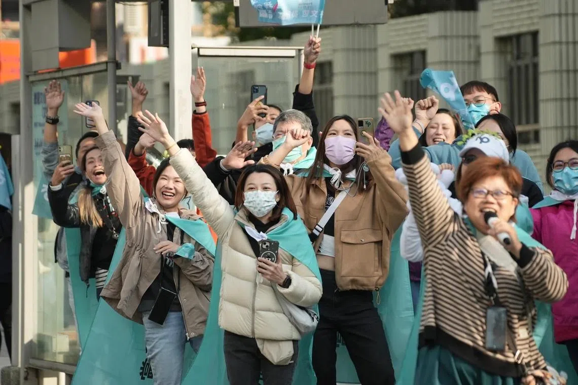 台湾将在1月13日举行总统与立委选举，民众党车队星期五（1月5日）在台南车扫拜票，路边的支持者有许多年轻脸孔。（民众党提供）