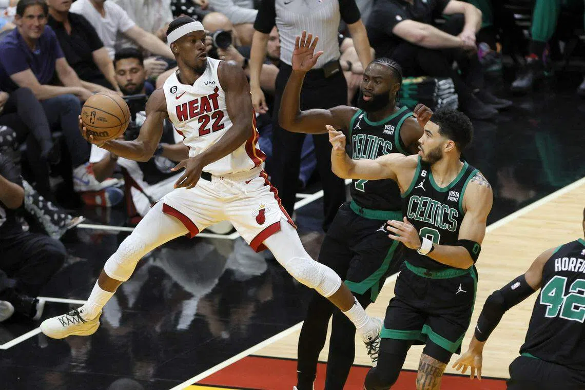 巴特勒（左）飞身救球，吸引到多名凯尔特人球员包夹防守。（路透社）