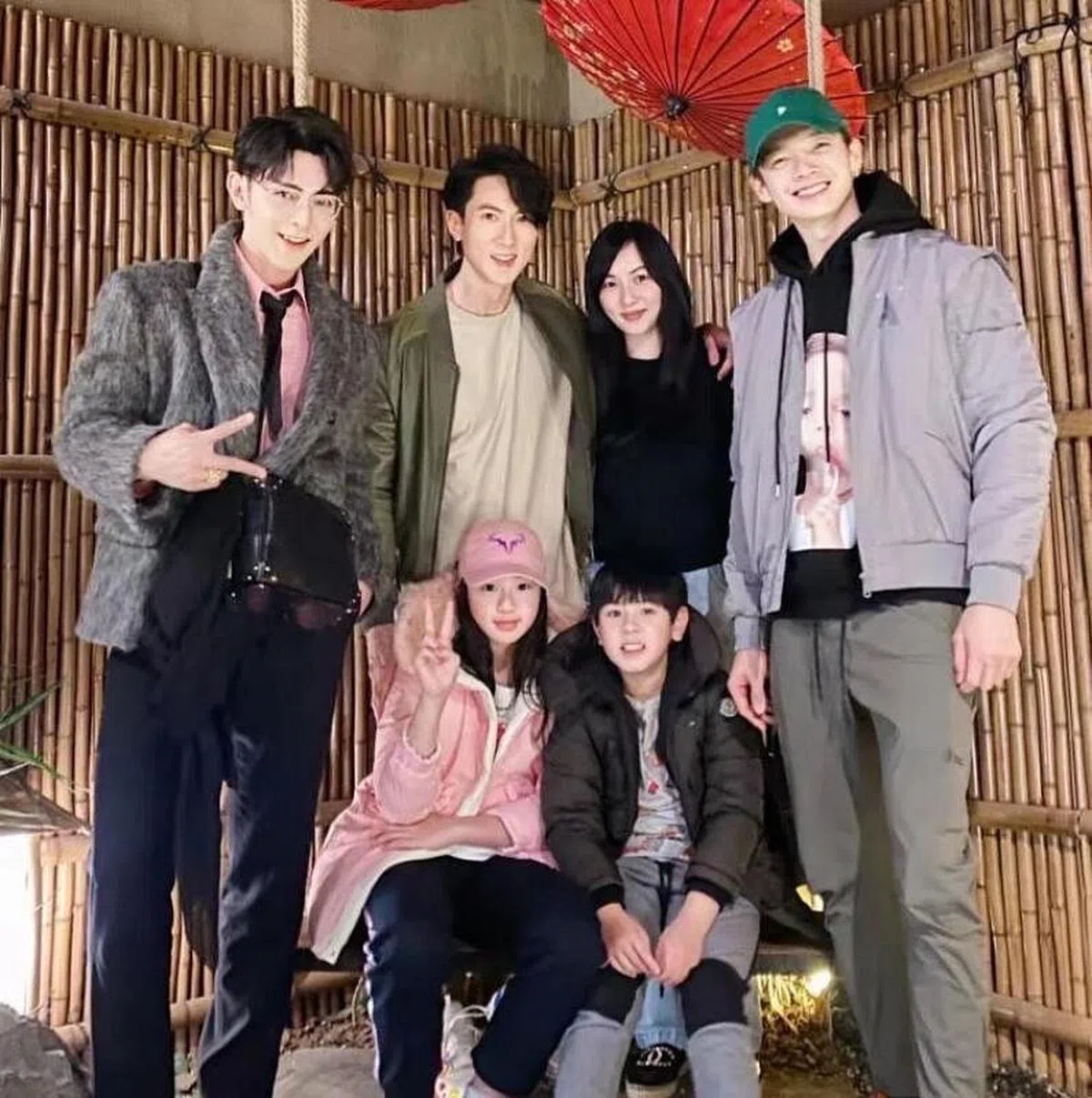 吴尊一家与飞轮海成员汪东城（左）、辰亦儒（右）。（取自网络）