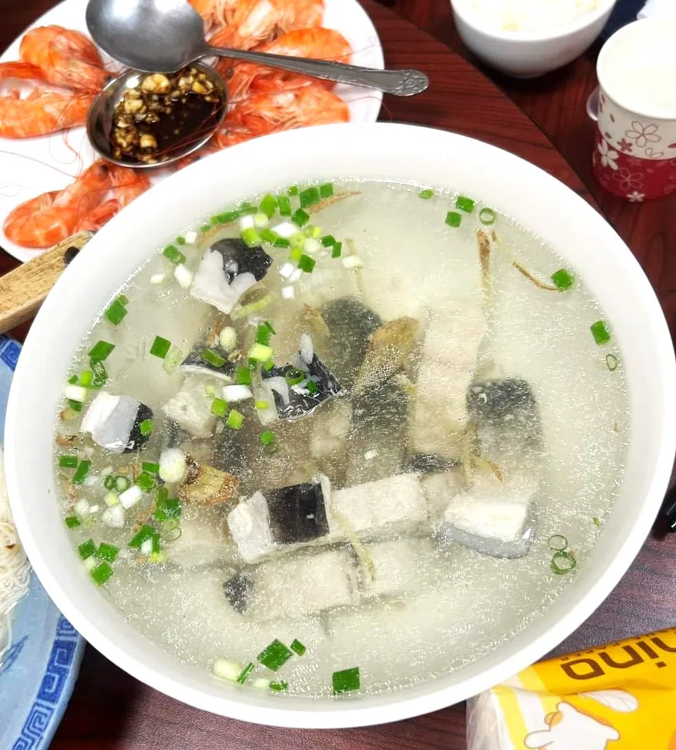 虱目鱼汤以在地食材烹调，滋味道地。（许月英摄）