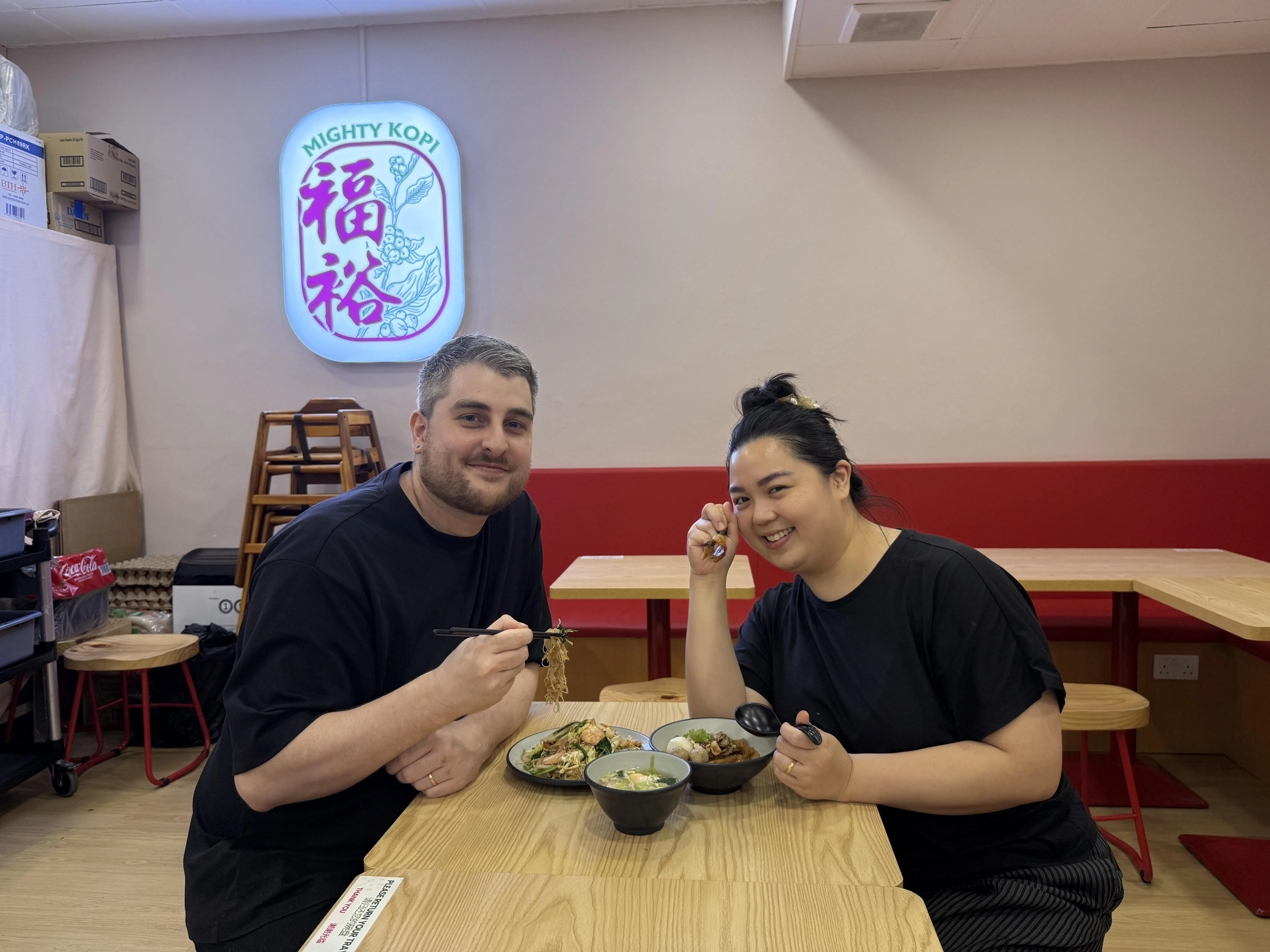Mighty Kopi是家庭生意，团队成员包括Craig（左）和妻子梁恩綾（右），以及梁恩綾的妈妈、阿姨和表妹等。（陈映蓁摄）
