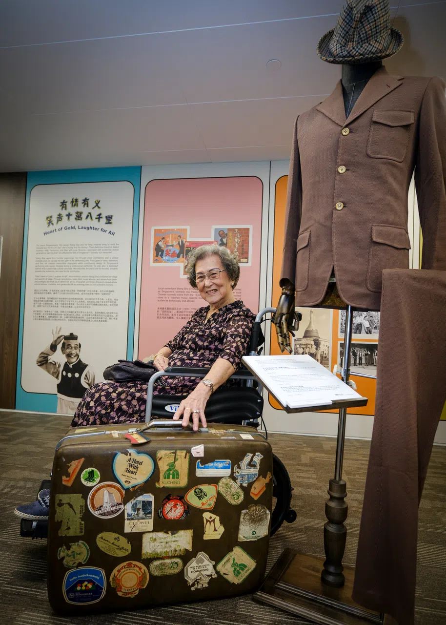 王沙夫人看着先夫当年表演跑码头的行李箱和外套，感触良多。（曾坤顺摄）