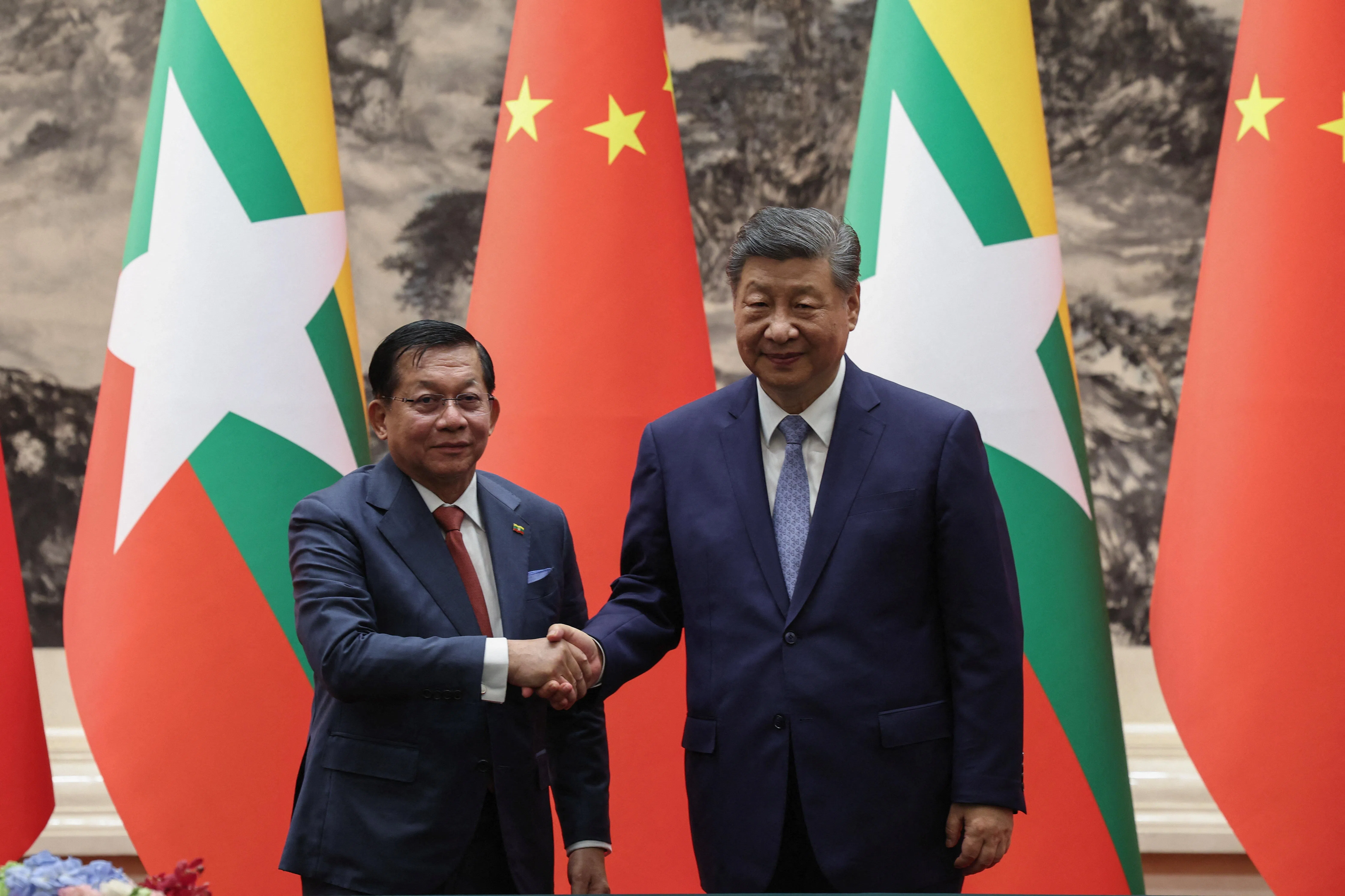 中国国家主席习近平（右）星期二（6月16日）在北京同访华的缅甸总统敏昂莱举行会谈（路透社）