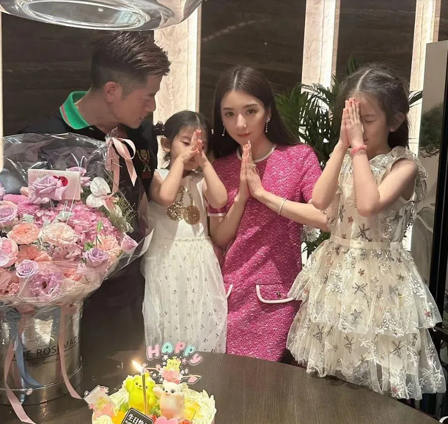 郭天王幸福一家子，两个女儿陪妈妈方媛（右二）认真许愿。（互联网）