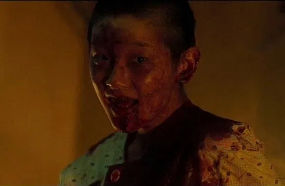 朴素丹在惊悚片《黑祭司们》的逼真演绎让人看了不寒而栗。（电影截图）