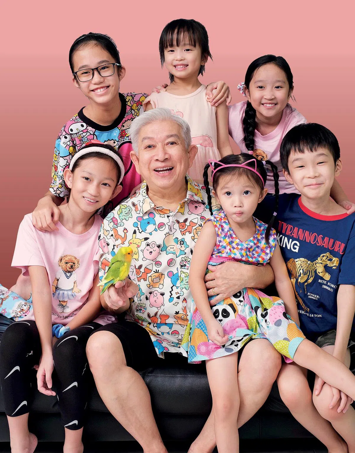 “辉哥”程旭辉与6名孙子齐上这期《优1周》封面。（图 / 《优1周》）