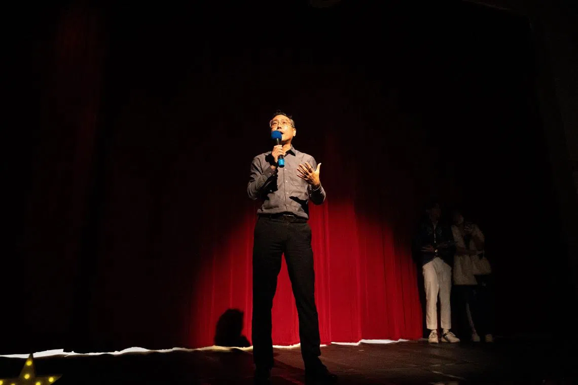 南洋初级学院院长彭俊豪致辞时，鼓励学生勇敢踏出舒适圈追逐梦想。 （南洋初级学院提供）