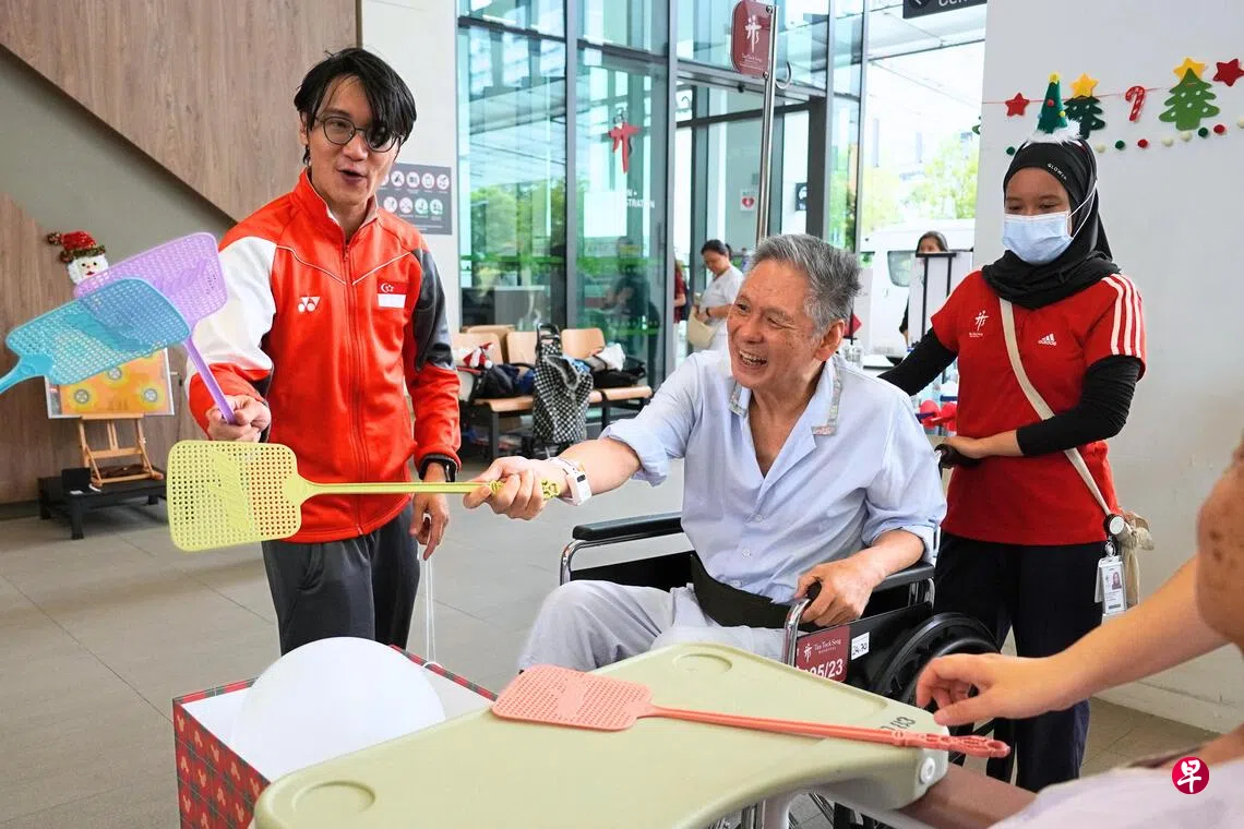 佳节添欢乐击剑手助病患体验轮椅击剑魅力| 联合早报