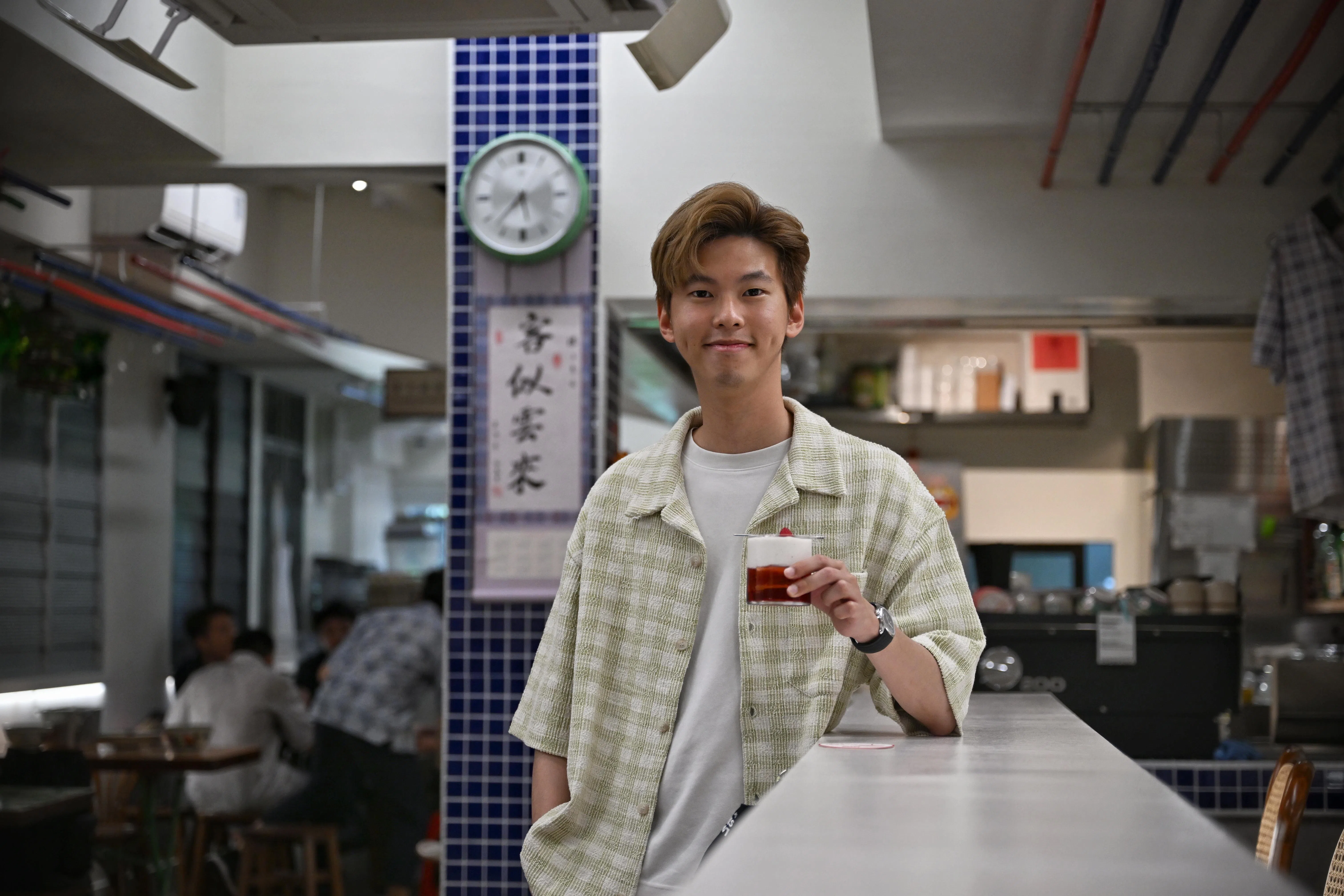 “楼上”餐馆创办人洪文贤曾为餐馆投入大量心力，只为打造出心目中最理想的怀旧空间。（档案照）