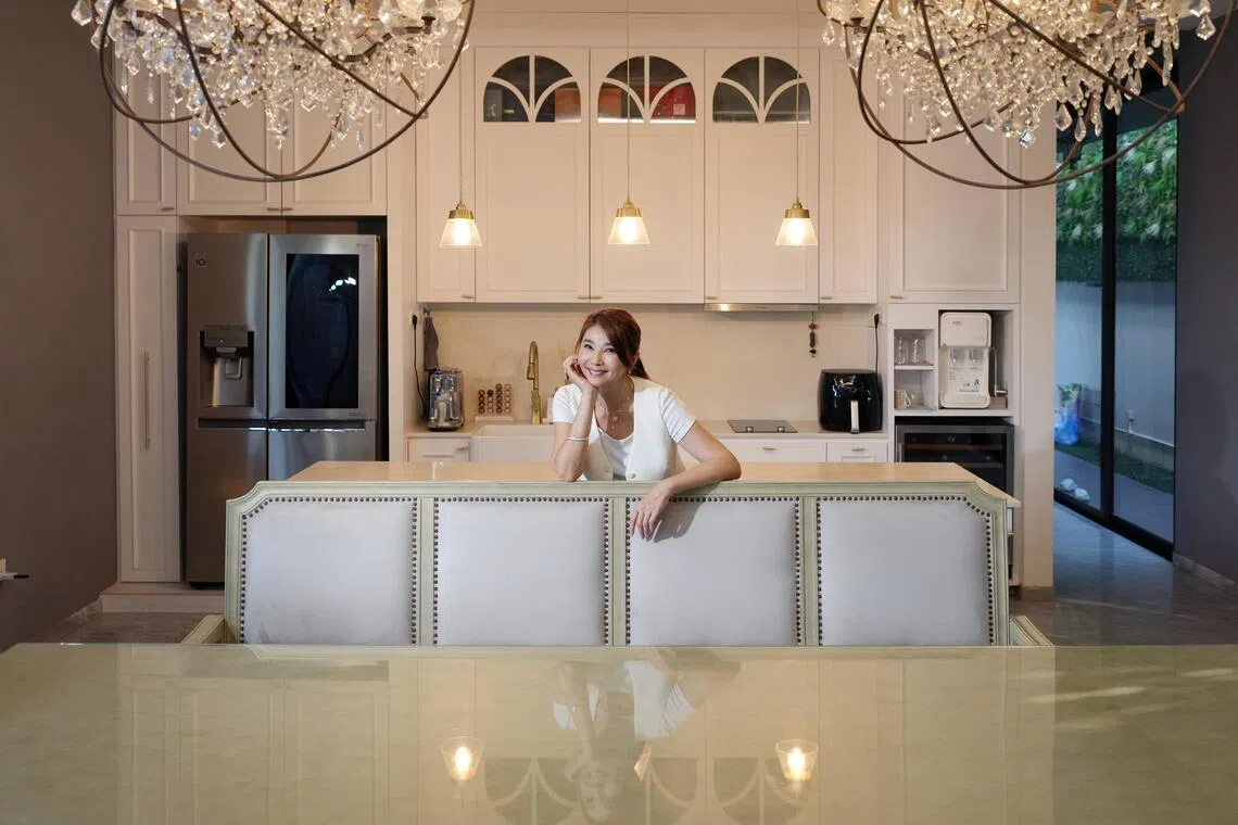 陈秀环珍惜在饭厅跟家人相聚用餐的美好时光。（谢智扬摄）