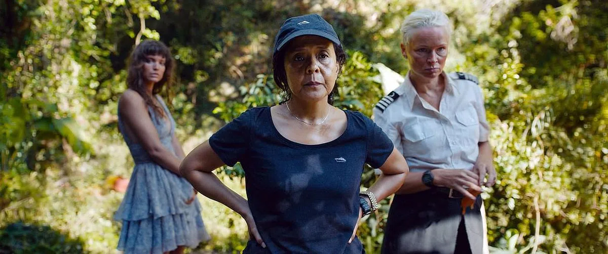 《悲情三角》清洁女工（左）在荒岛上成为女王。（片商提供）