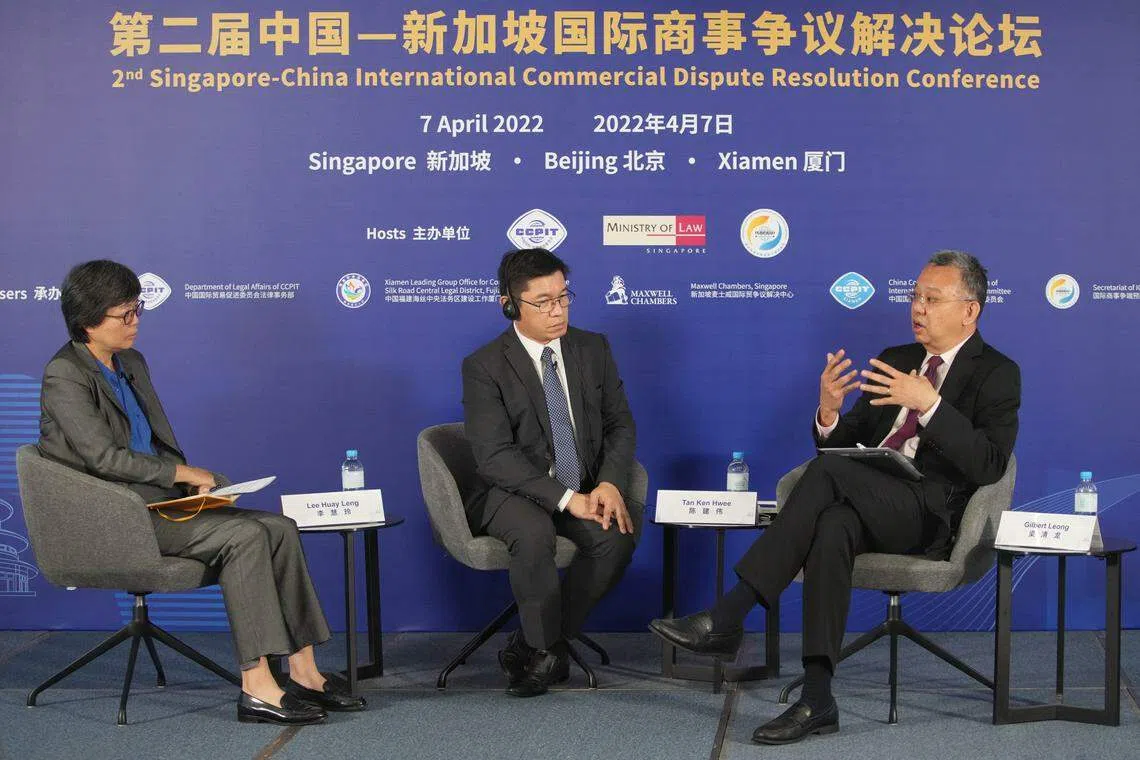 第二届中国—新加坡国际商事争议解决论坛邀请我国最高法院转型与创新总监（司法机构）陈建伟（中）和Dentons瑞德律师事务所高级合伙人梁清龙（右），同身在北京的中国驻马来西亚前大使黄惠康博士，以及中国社会科学院国际法研究所国际经济法室主任刘敬东博士（不在图中），展开线上讨论会。新报业媒体华文媒体集团社长李慧玲（左）主持。（谢智扬摄）