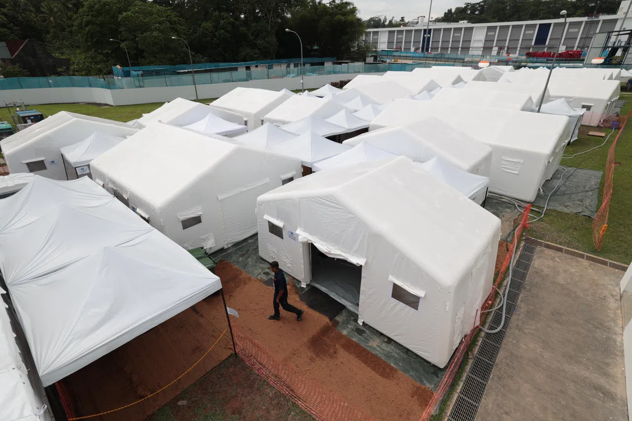 临时搭建的医疗区有10个区域，负责不同的医疗服务。（梁麒麟摄）