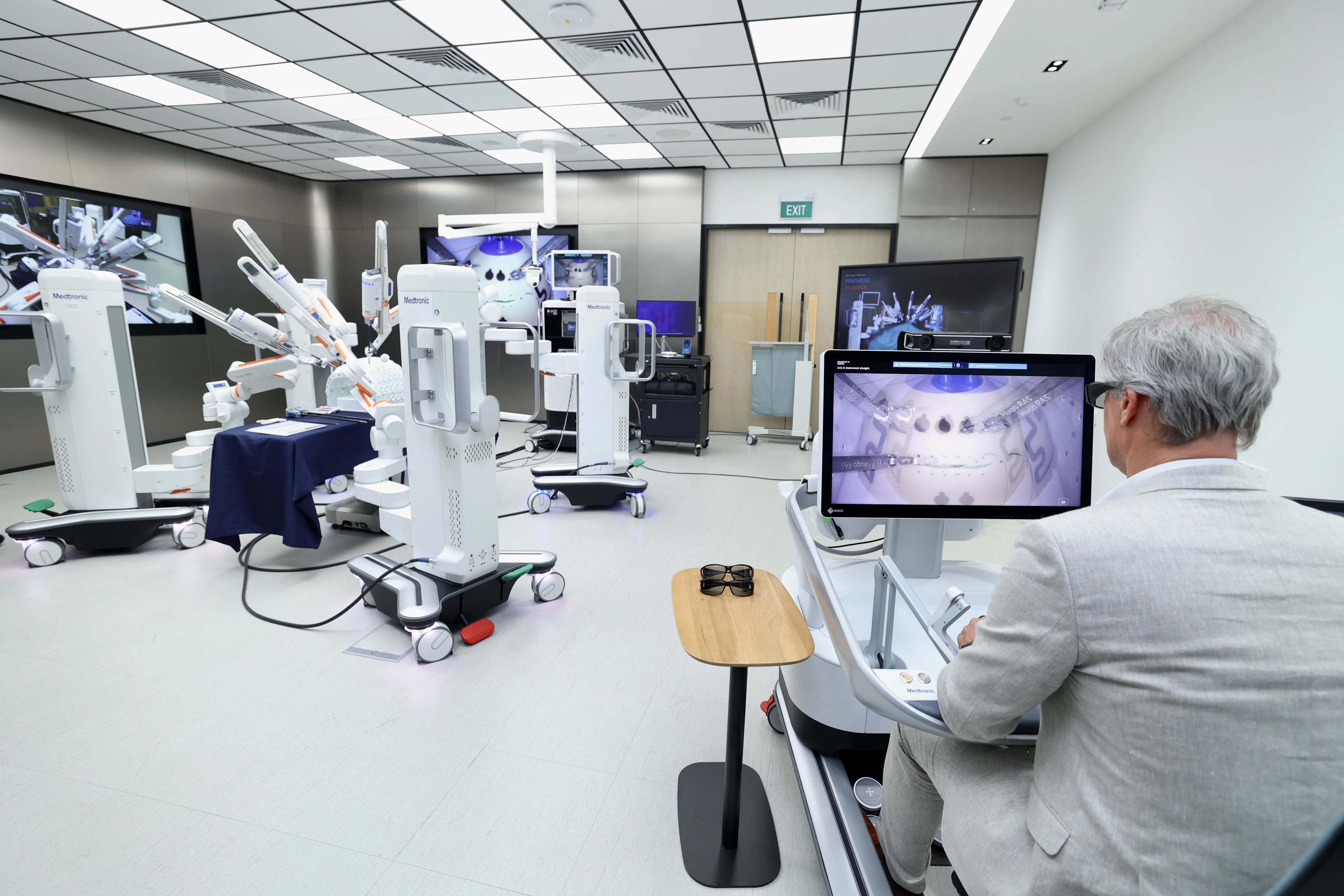 一名美敦力工作人员通过“手脚联动”操控机器人进行手术。（郑一鸣摄）