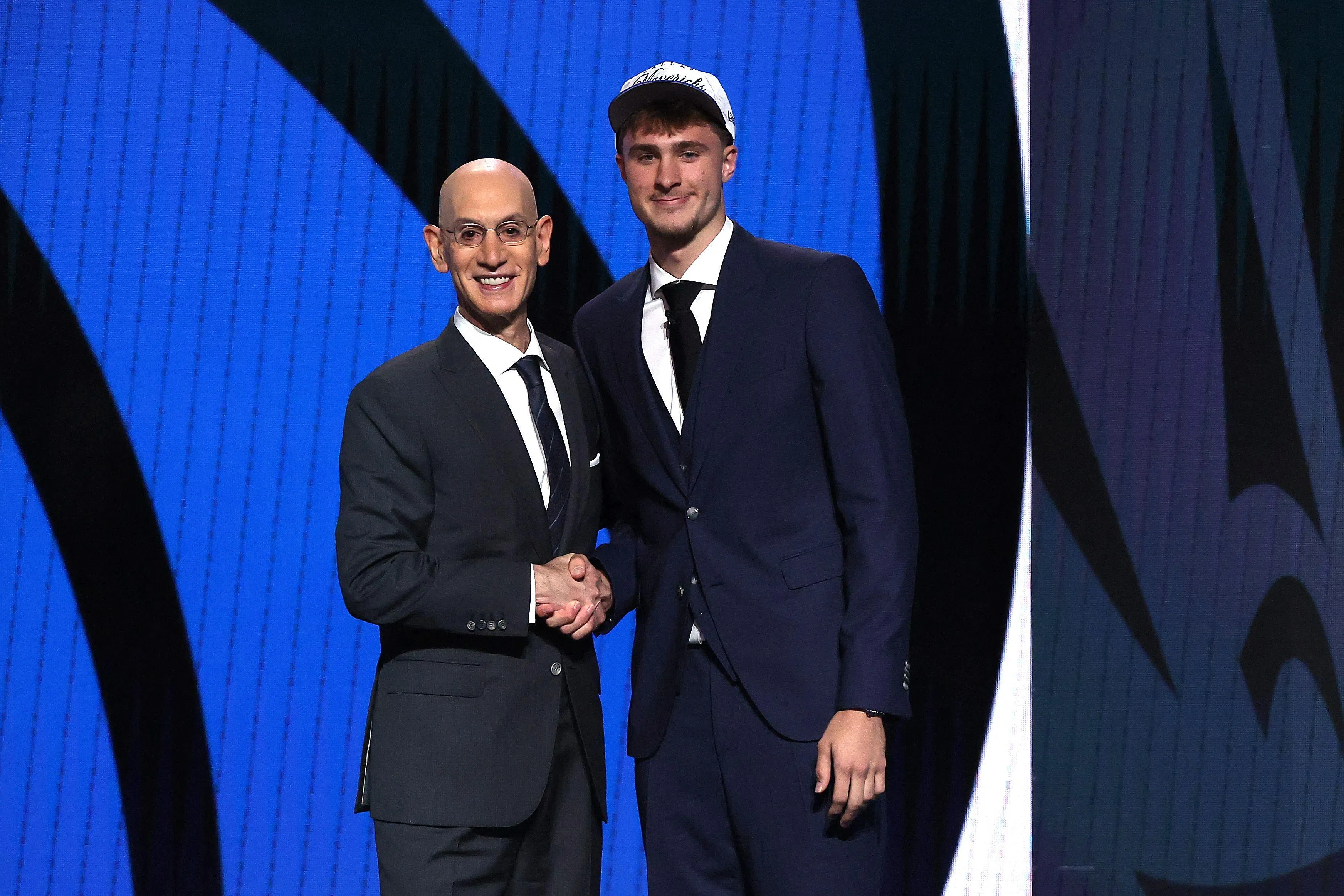 库珀·弗拉格（右）在选秀上与总裁肖华握手，他成为本届选秀的状元。（法新社）