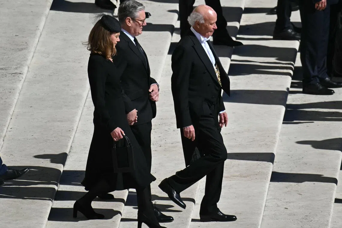 英国首相斯塔默和夫人维多利亚（左一）一起抵达圣彼得广场。（法新社）