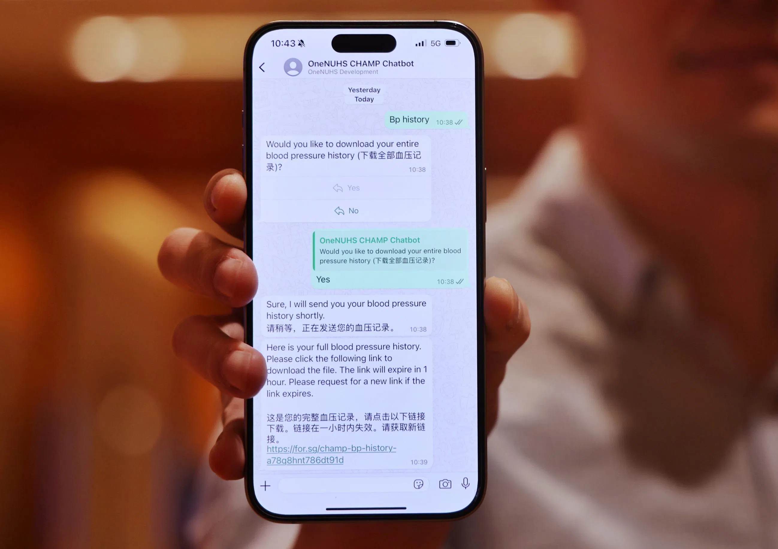 考虑到患有高血压、高血脂以及糖尿病的年长者群体的语言习惯，团队在设计CHAMP机器人时加入了中英双语显示功能。（海峡时报）