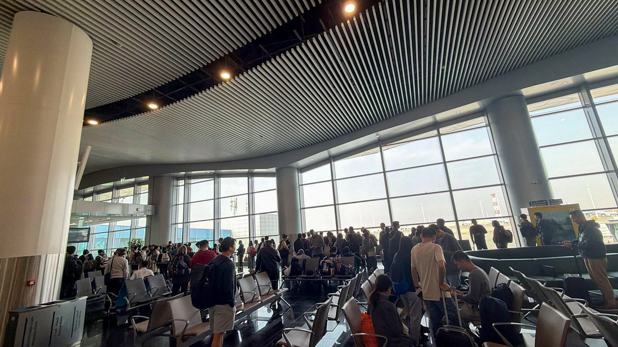 滞留中东的新加坡人，在利雅得的哈立德国王国际机场排队等候登机，回返本地。（受访者提供）