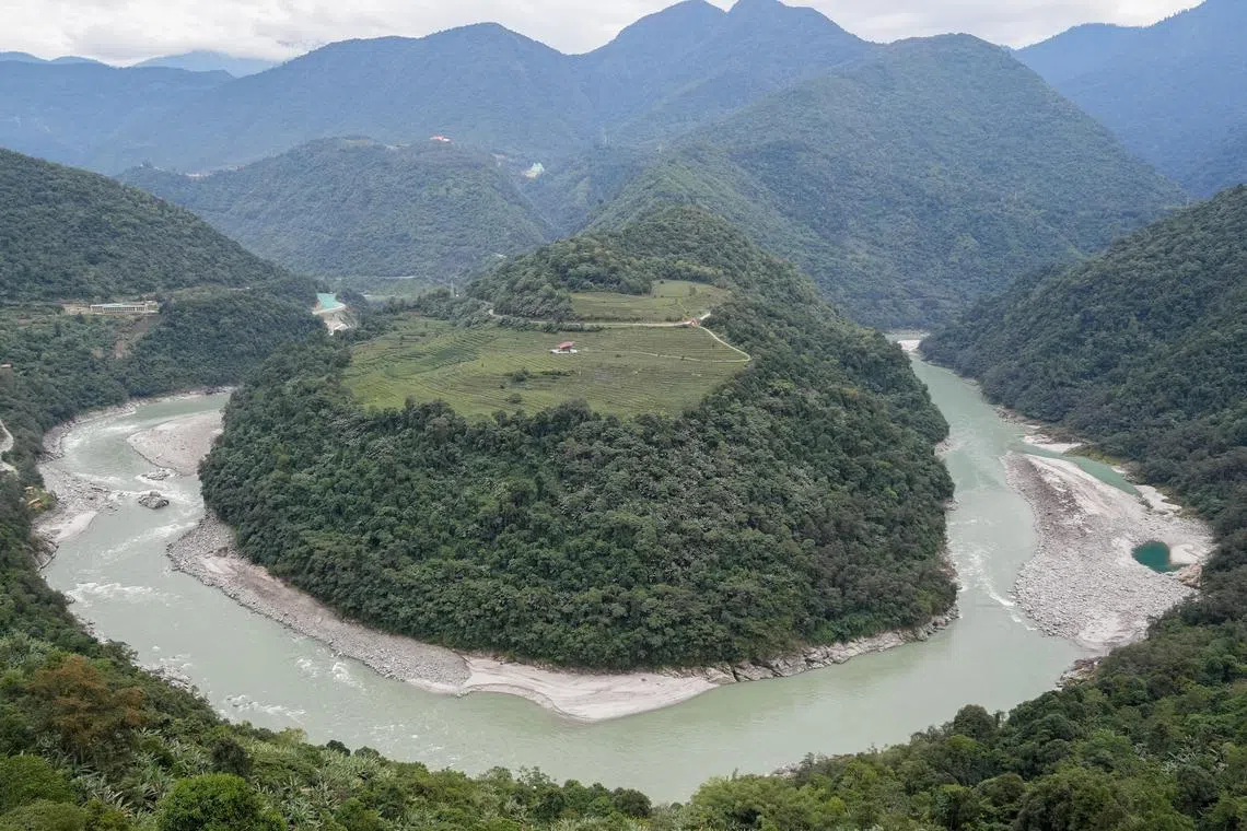 雅鲁藏布江下游的大拐弯地区在短短50公里的直线距离内形成2000米的落差，提供巨大的水电潜力。图为位于雅鲁藏布江下游的墨脱县果果塘大拐弯（12月20日摄）。（新华社）