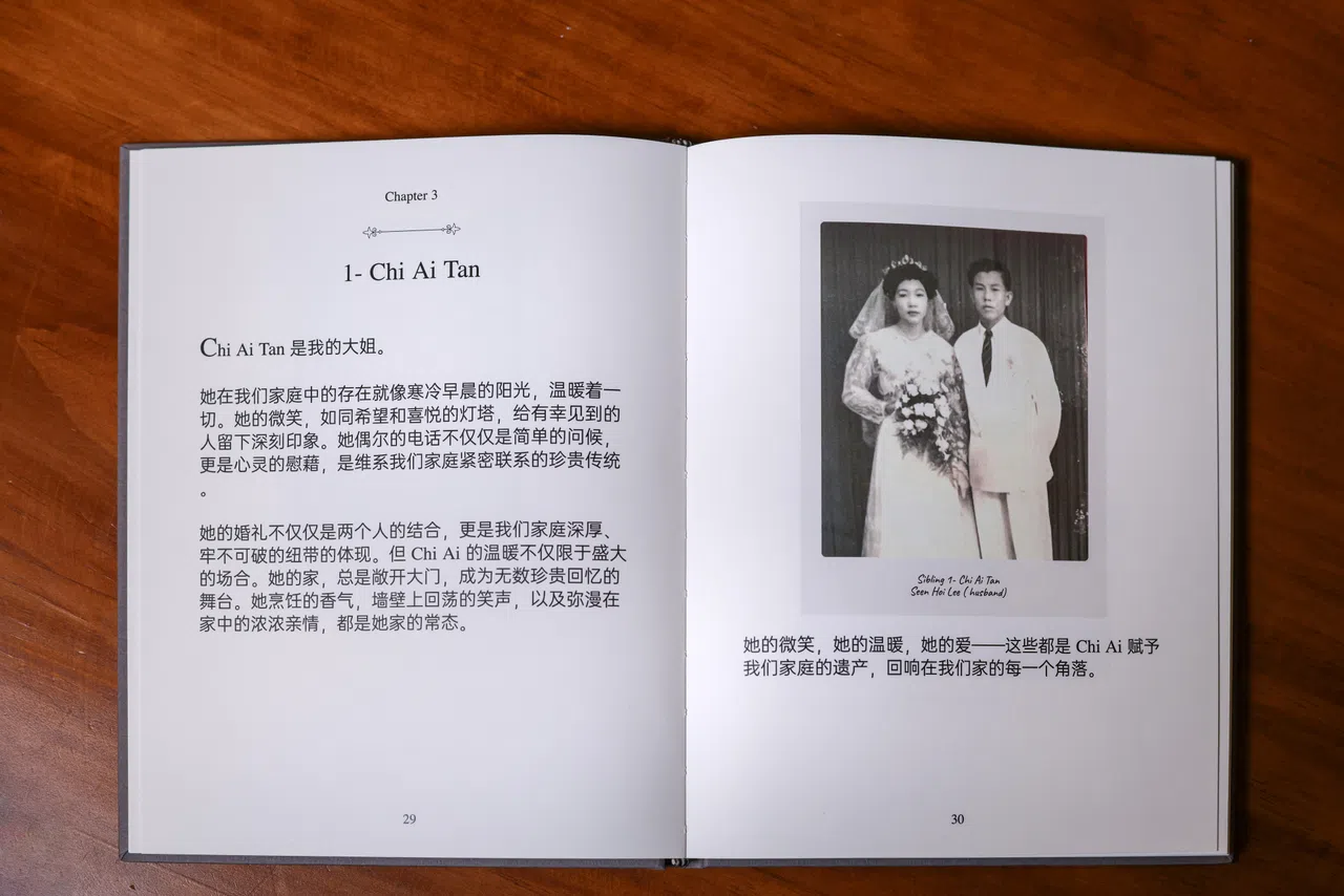 年长者可在回忆路平台上将珍贵的回忆汇集成一本书。（白艳琳摄）