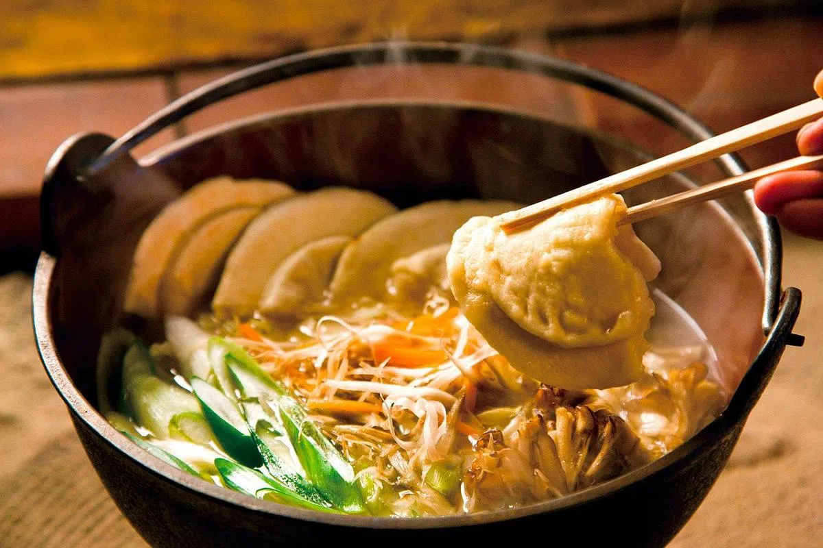 极具特色的八户仙贝汤。（图/青森县）