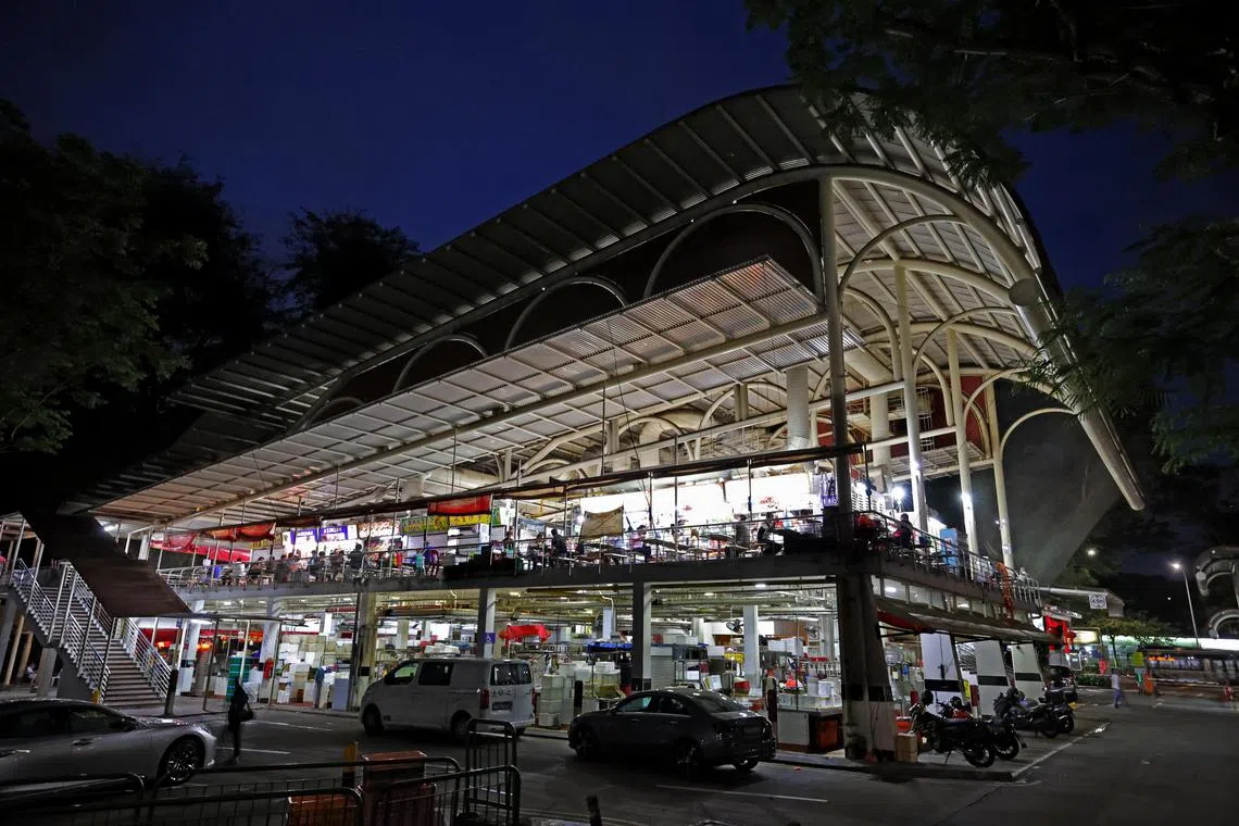 夜晚的武吉知马熟食中心依然热闹。（龙国雄摄）