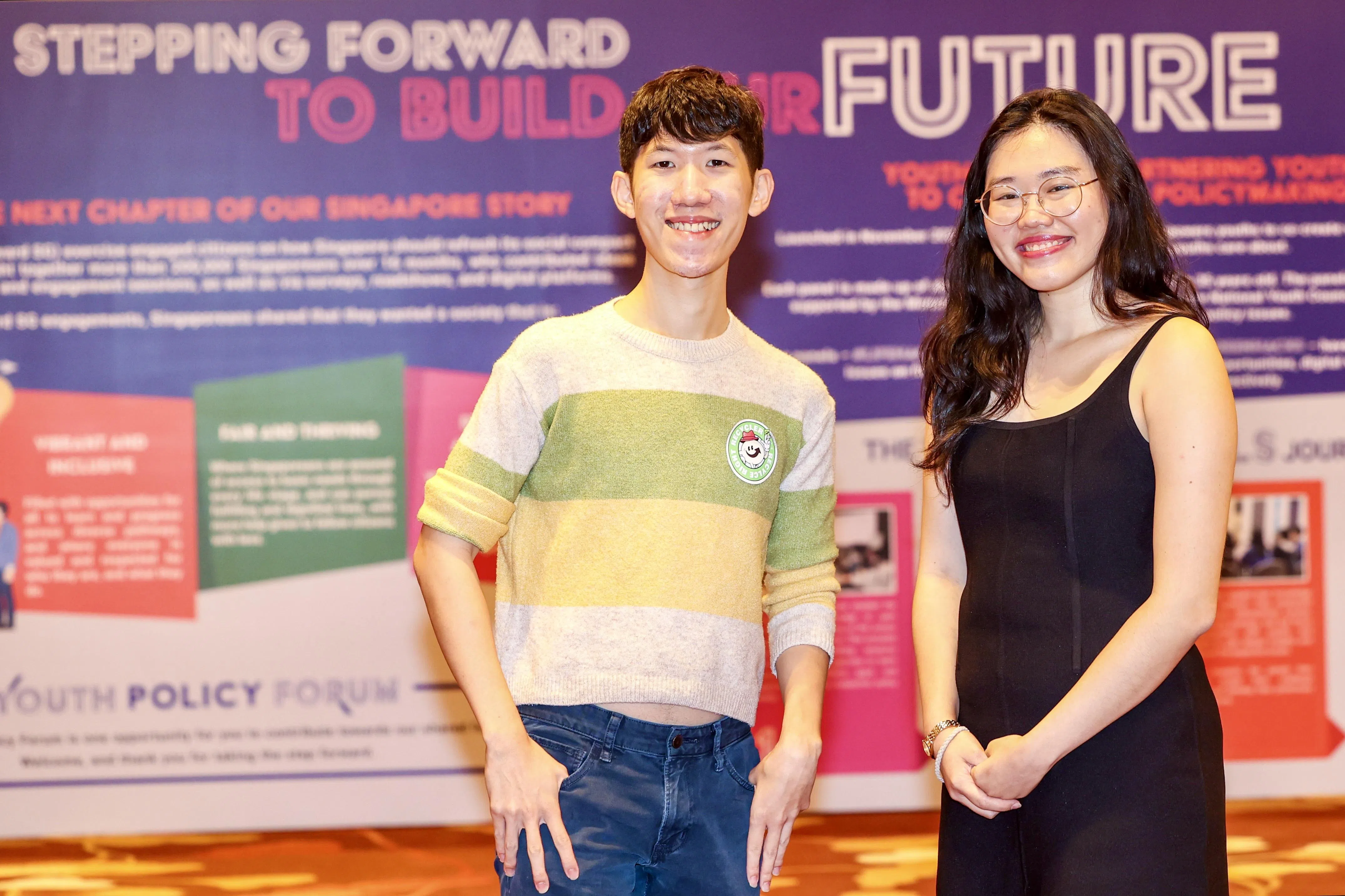 领导青年小组探讨绿色课题的黄鼎轩（左）与负责民生课题的青年小组成员王淑恩。（陈斌勤摄）