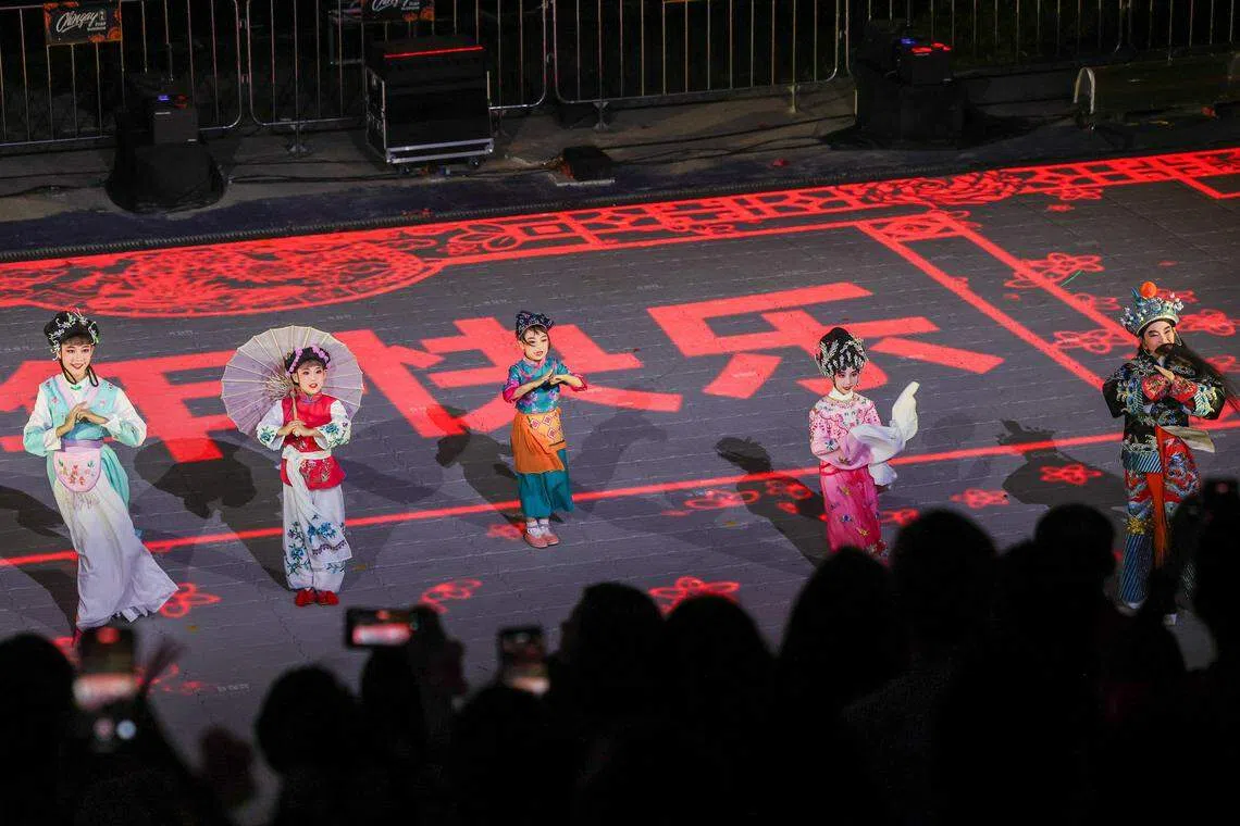 今年的妆艺大游行上，戏曲小演员吴恩凯（右起）、唐果、许恩雅、廖芷萱与杨晶心分别演唱五种不同方言的山歌和戏曲。（陈斌勤摄）