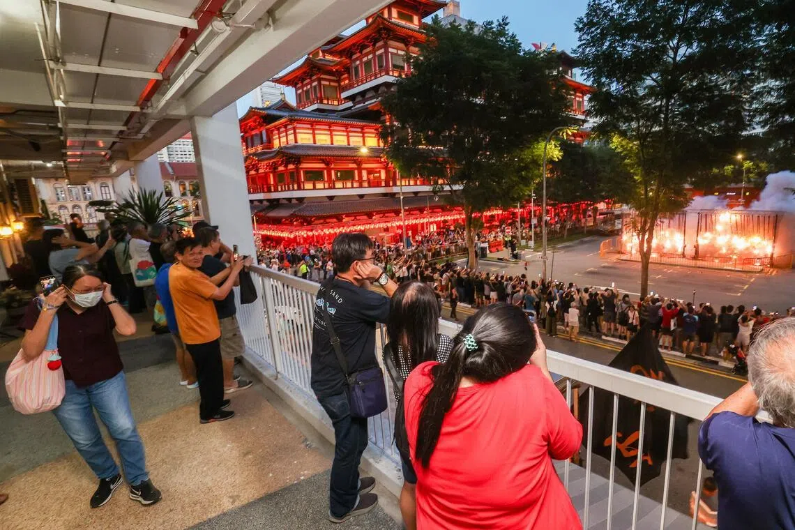 配合亮灯仪式，牛车水广场燃放66串鞭炮迎接马年，吸引不少公众到场观看。（陈斌勤摄）