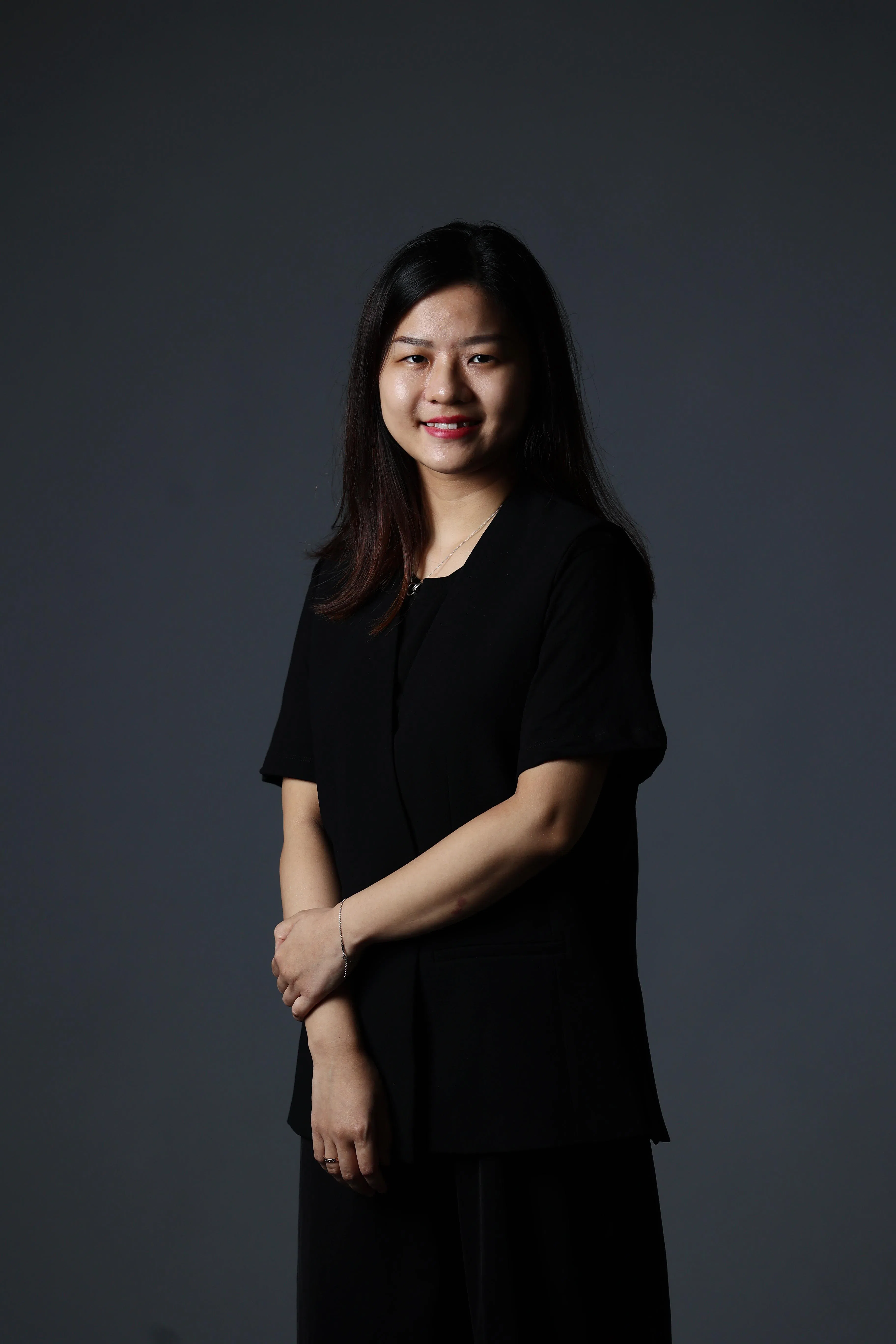 夏元格一手写论文，一手创作诗文。（陈渊庄摄）