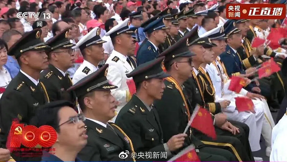 被誉为“扫雷英雄”的杜富国（前排左四）戴着墨镜出席党庆大会。（视频截取）