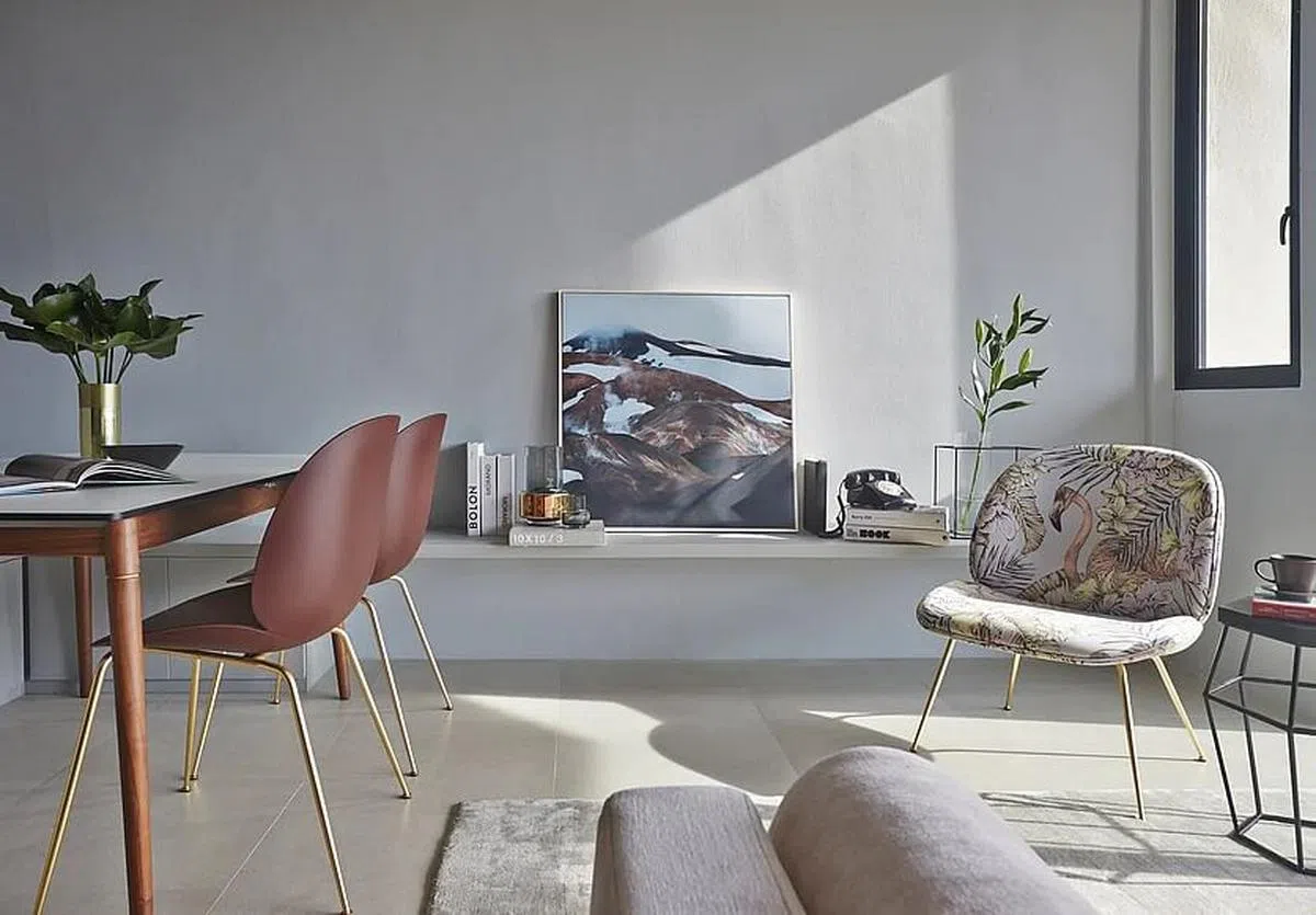 餐椅和图案单椅为这个以浅色系为主的家增添色彩。（Atelier Here提供图片）