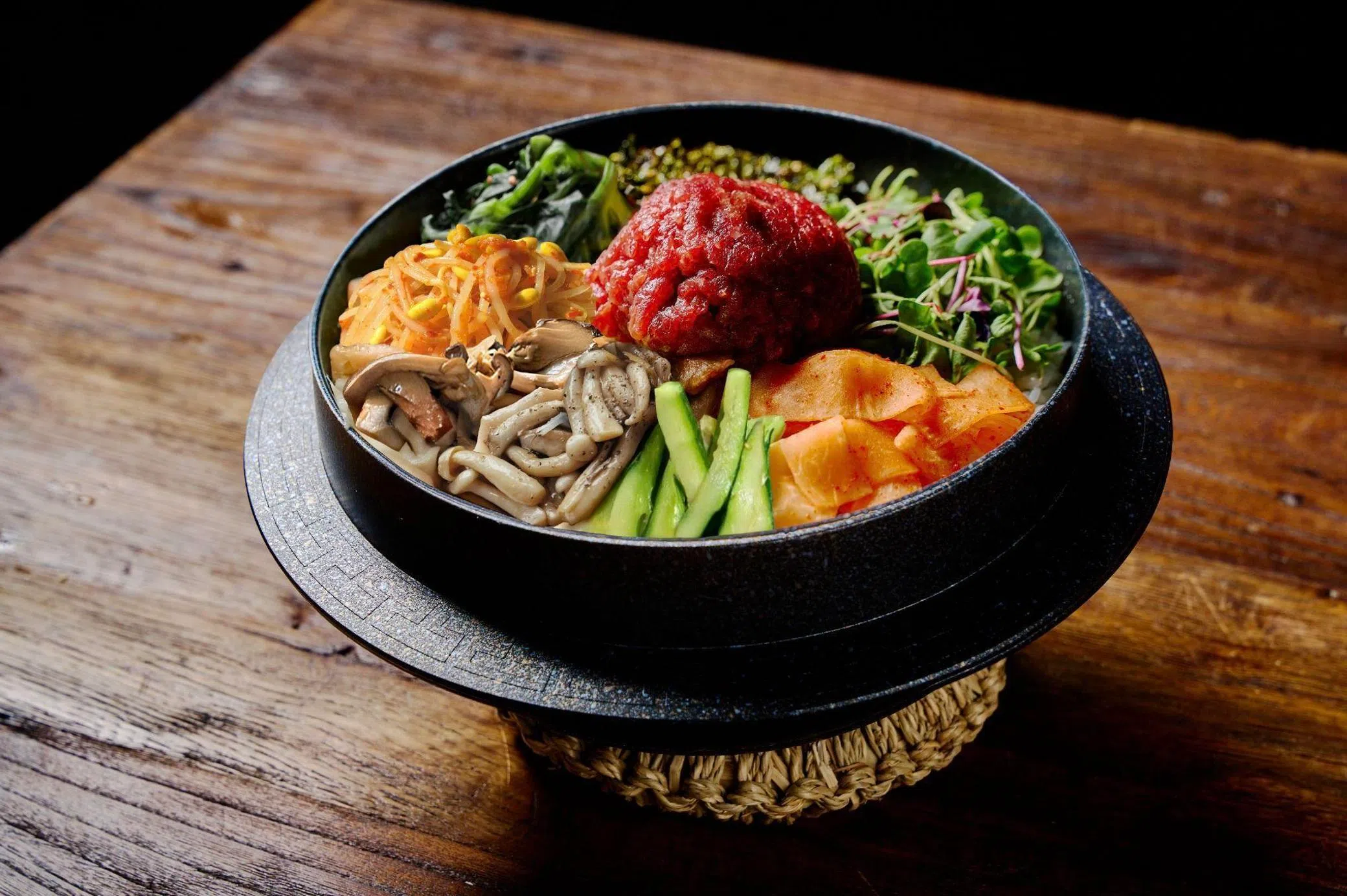 生牛肉韩式石锅饭可选择生吃牛肉，或轻微炙烤后拌以米饭享用。（餐馆提供）