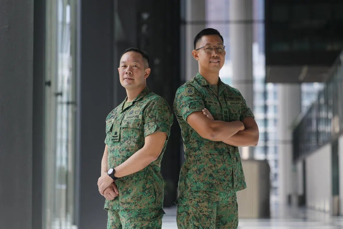 陆军训练及军事准则指挥部司令冯立玄准将（左）与武装部队总军医长陈仲伟上校（医生）。（张俊杰摄）