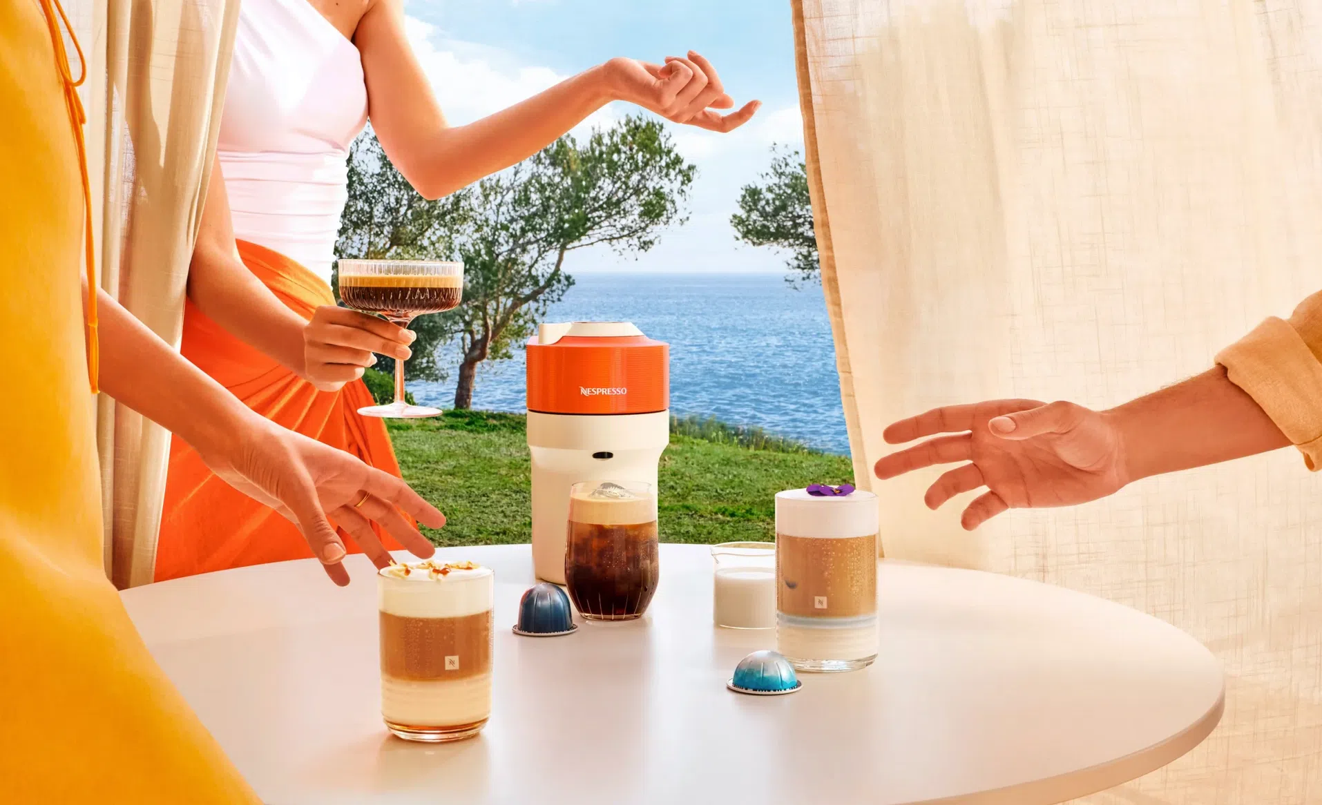 Nespresso与Pantone推出限量联名产品，采用六种颜色点缀咖啡机、保温壶、咖啡杯、杯垫和杯垫等。（Nespresso提供）