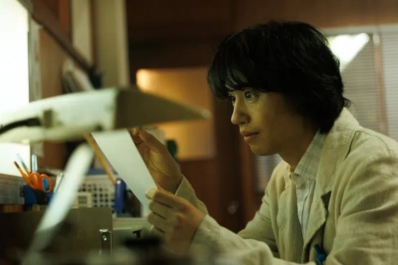 斋藤工的医生角色仿佛孤独者，却是连接个体梦想与社会现实的一座桥梁。（Netflix提供）